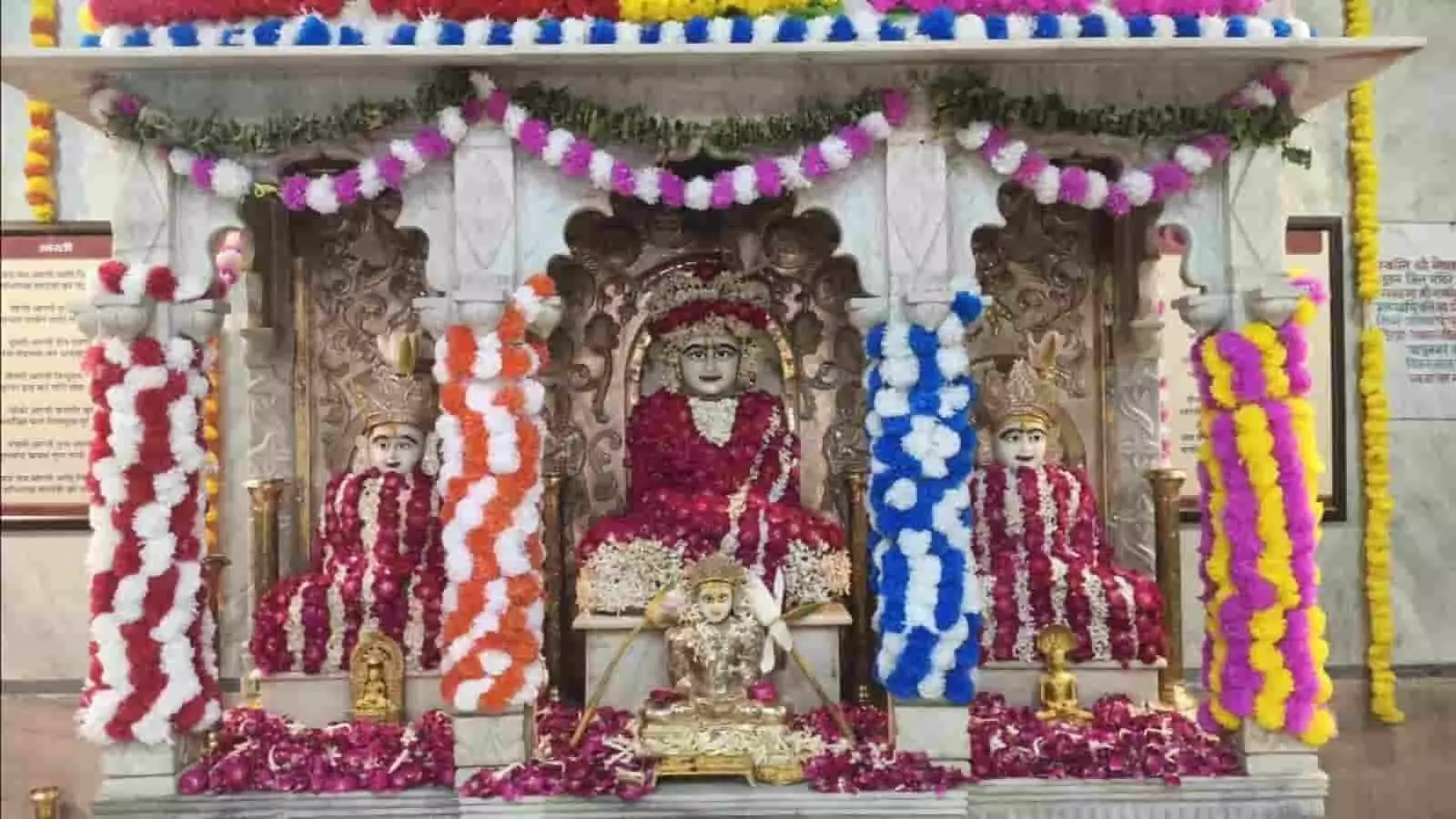 मंदिर परिसर में विशेष अंगरचना और रंग-बिरंगे फूलों से श्रृंगारित भगवान की प्रतिमाएं स्थापित हैं। मंदिर परिसर में विशेष अंगरचना और रंग-बिरंगे फूलों से श्रृंगारित भगवान की प्रतिमाएं स्थापित हैं।