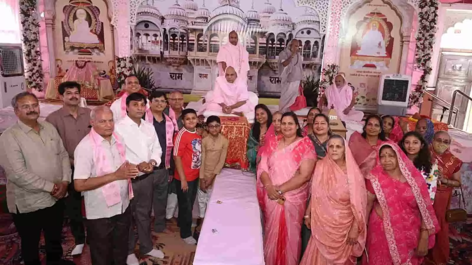 तस्वीर में भीलवाड़ा रामद्वारा के व्यास पीठ पर बैठे आचार्य रामदयालजी महाराज और उनके आसपास खड़े श्रद्धालु दिख रहे हैं। तस्वीर में भीलवाड़ा रामद्वारा के व्यास पीठ पर बैठे आचार्य रामदयालजी महाराज और उनके आसपास खड़े श्रद्धालु दिख रहे हैं।