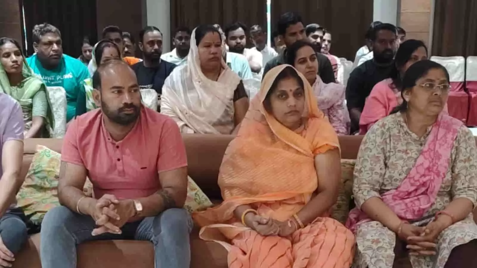 गंगापुर में बाड़ेबंदी के दौरान बैठक में बैठे भाजपा के पार्षद प्रत्याशी और समर्थक। गंगापुर में बाड़ेबंदी के दौरान बैठक में बैठे भाजपा के पार्षद प्रत्याशी और समर्थक।