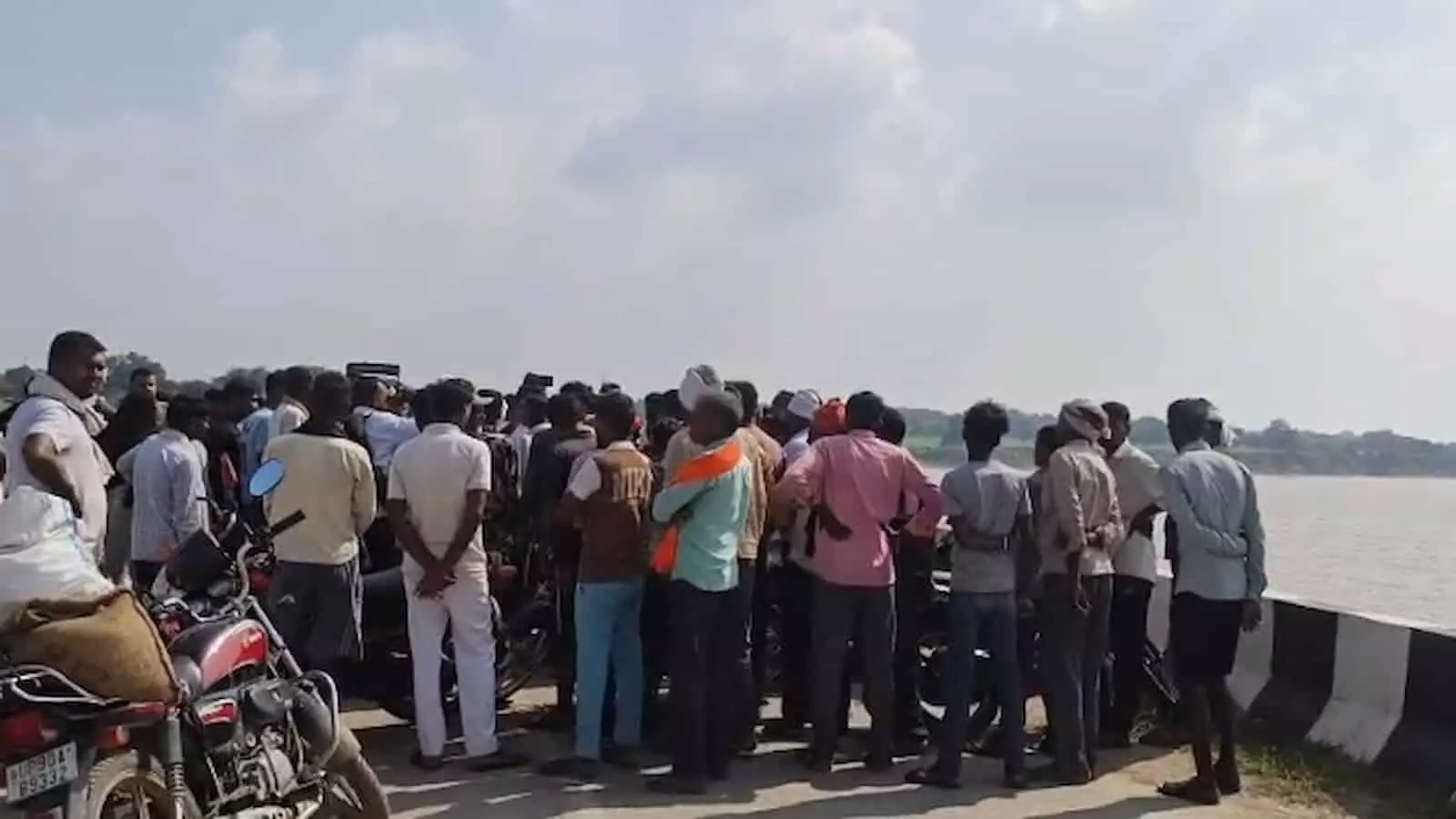 तस्वीर में बांदा यमुना पुल पर नदी किनारे स्थानीय लोगों की भीड़ और तलाश अभियान का दृश्य दिख रहा है। तस्वीर में बांदा यमुना पुल पर नदी किनारे स्थानीय लोगों की भीड़ और तलाश अभियान का दृश्य दिख रहा है।