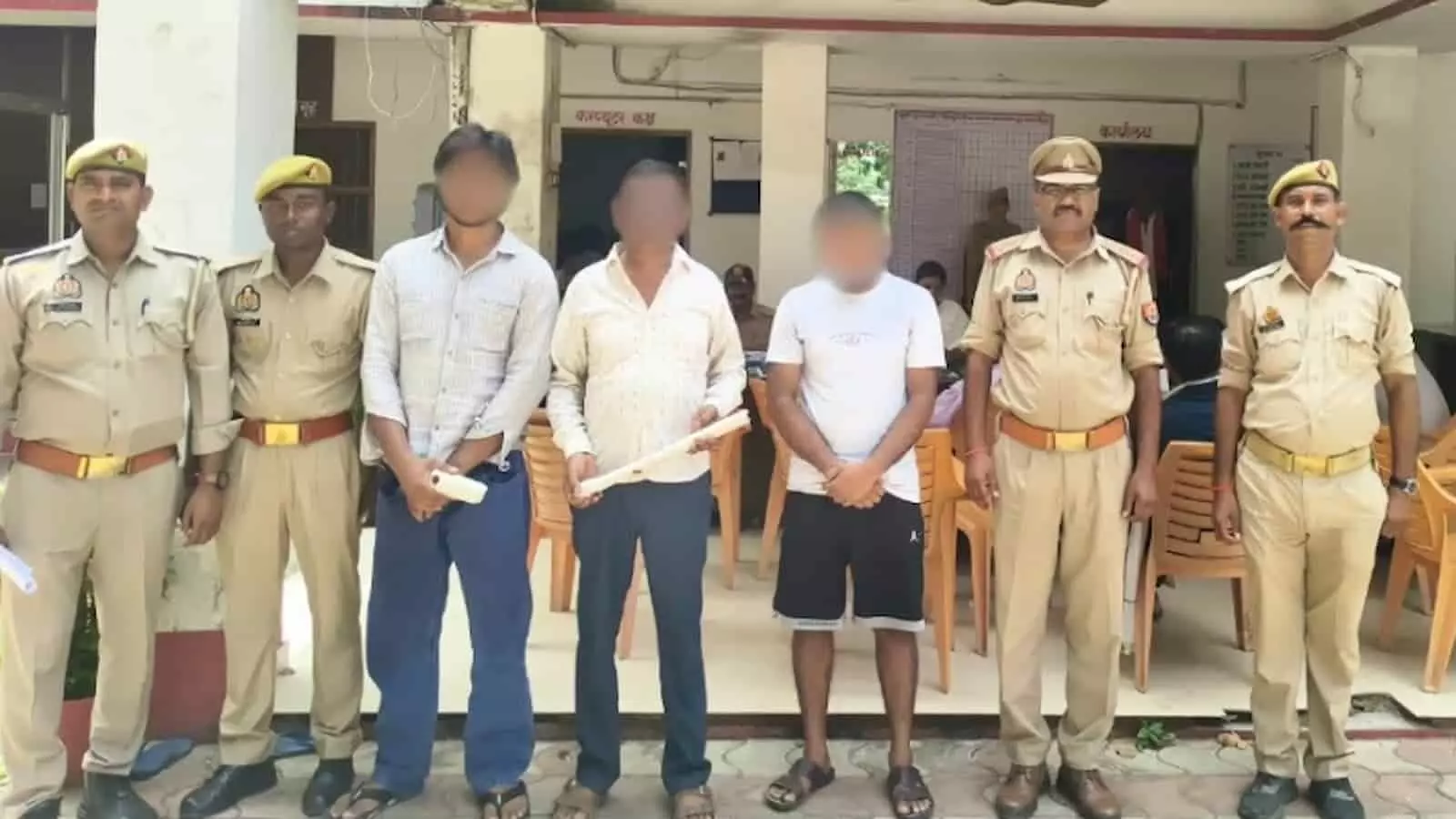 तस्वीर में फतेहपुर के कल्याणपुर थाने में पुलिसकर्मी गिरफ्तार किए गए तीन आरोपियों के साथ खड़े हैं। तस्वीर में फतेहपुर के कल्याणपुर थाने में पुलिसकर्मी गिरफ्तार किए गए तीन आरोपियों के साथ खड़े हैं।
