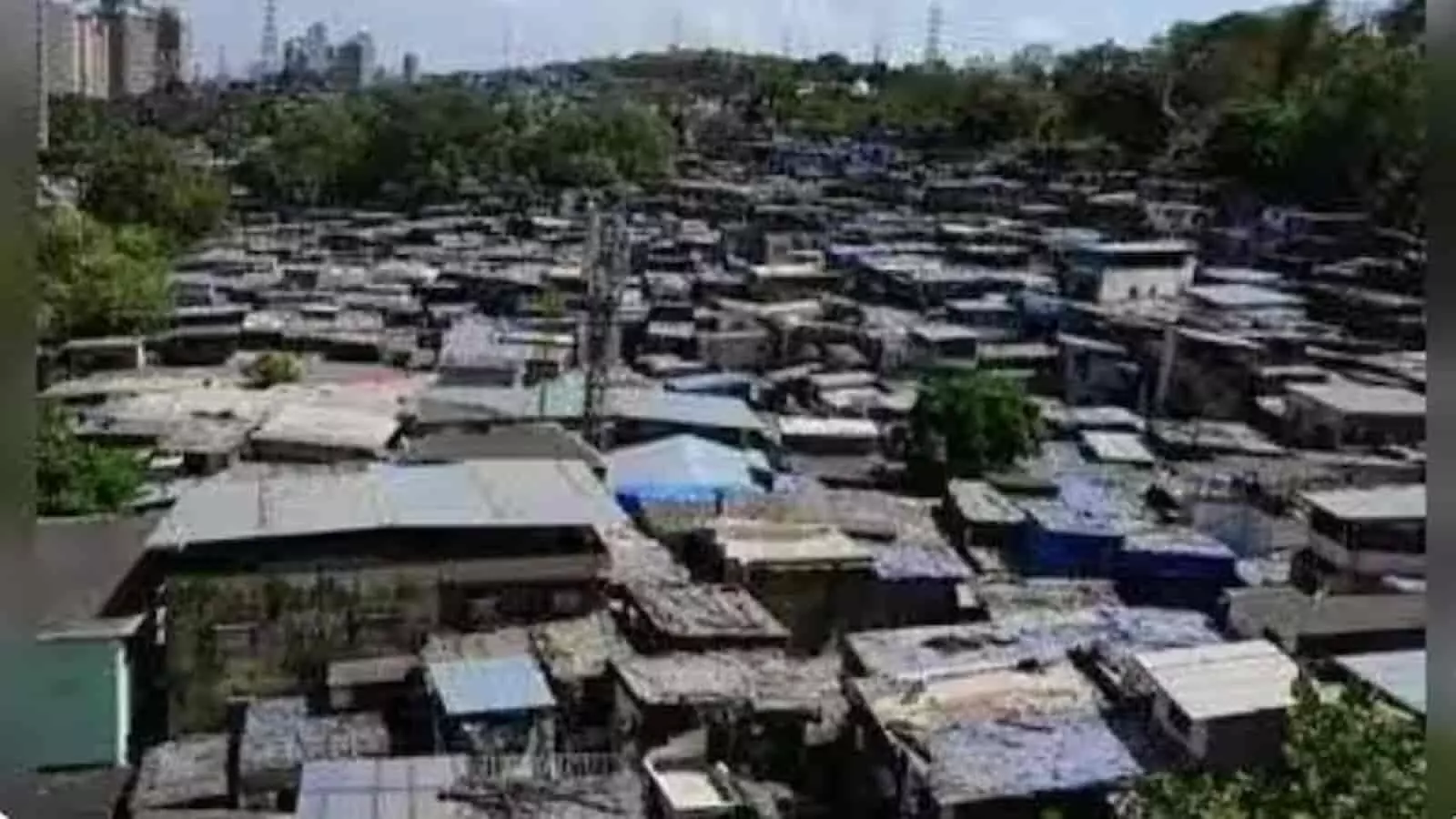 तस्वीर में मुंबई की झुग्गी-बस्ती का दूर तक फैला हुआ हवाई दृश्य दिख रहा है।