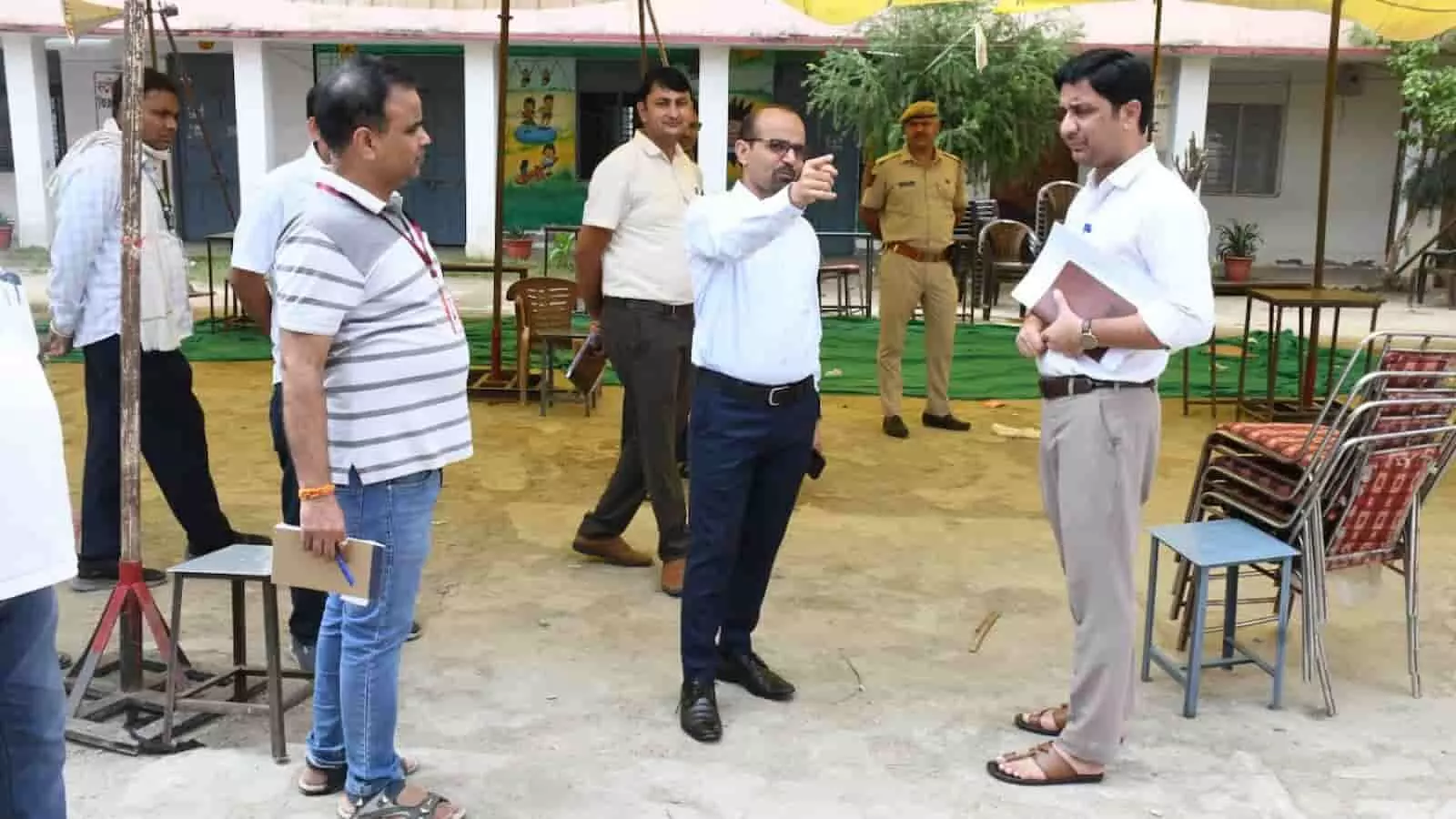 तस्वीर में अधिकारी सवाई माधोपुर के मतगणना केंद्र पर व्यवस्थाओं का निरीक्षण कर रहे हैं। तस्वीर में अधिकारी सवाई माधोपुर के मतगणना केंद्र पर व्यवस्थाओं का निरीक्षण कर रहे हैं।