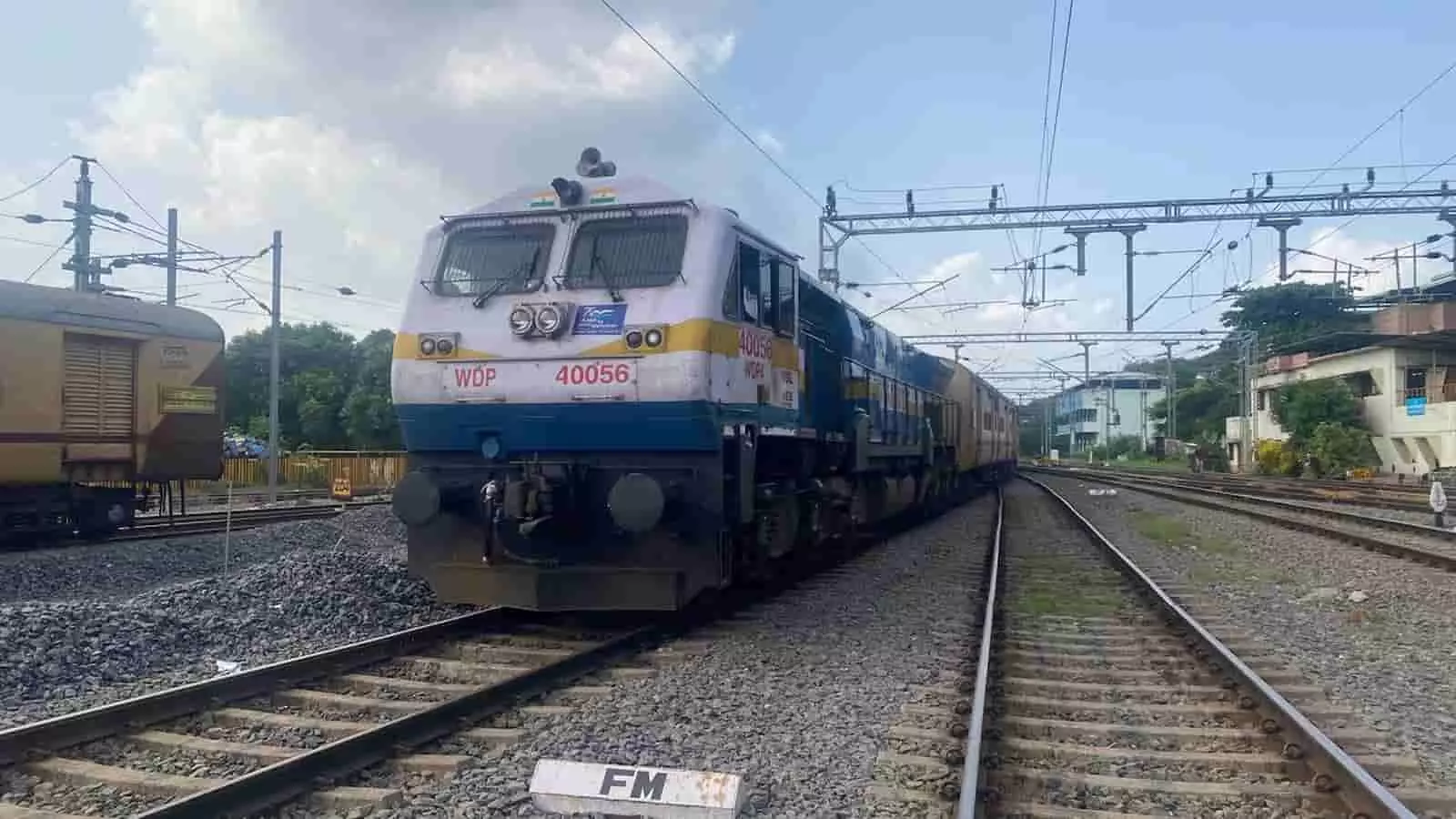 रेलवे ट्रैक पर खड़ी ट्रेन तस्वीर में दिखाई दे रही है। रेलवे ट्रैक पर खड़ी ट्रेन तस्वीर में दिखाई दे रही है।