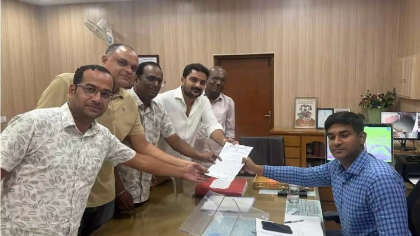 तस्वीर में बाएं से दाएं खड़े सर्राफा व्यापारी कार्यालय में बैठे बारां एसपी को ज्ञापन पत्र दे रहे हैं। तस्वीर में बाएं से दाएं खड़े सर्राफा व्यापारी कार्यालय में बैठे बारां एसपी को ज्ञापन पत्र दे रहे हैं।