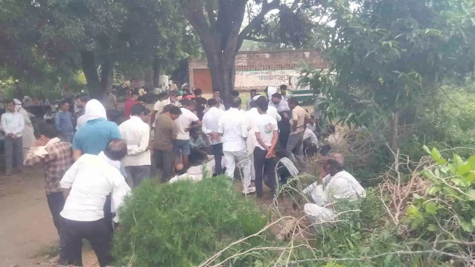तस्वीर में दिख रही जगह पर ग्रामीण और पुलिस के जवान नहर किनारे खड़े होकर जांच कर रहे हैं। तस्वीर में दिख रही जगह पर ग्रामीण और पुलिस के जवान नहर किनारे खड़े होकर जांच कर रहे हैं।