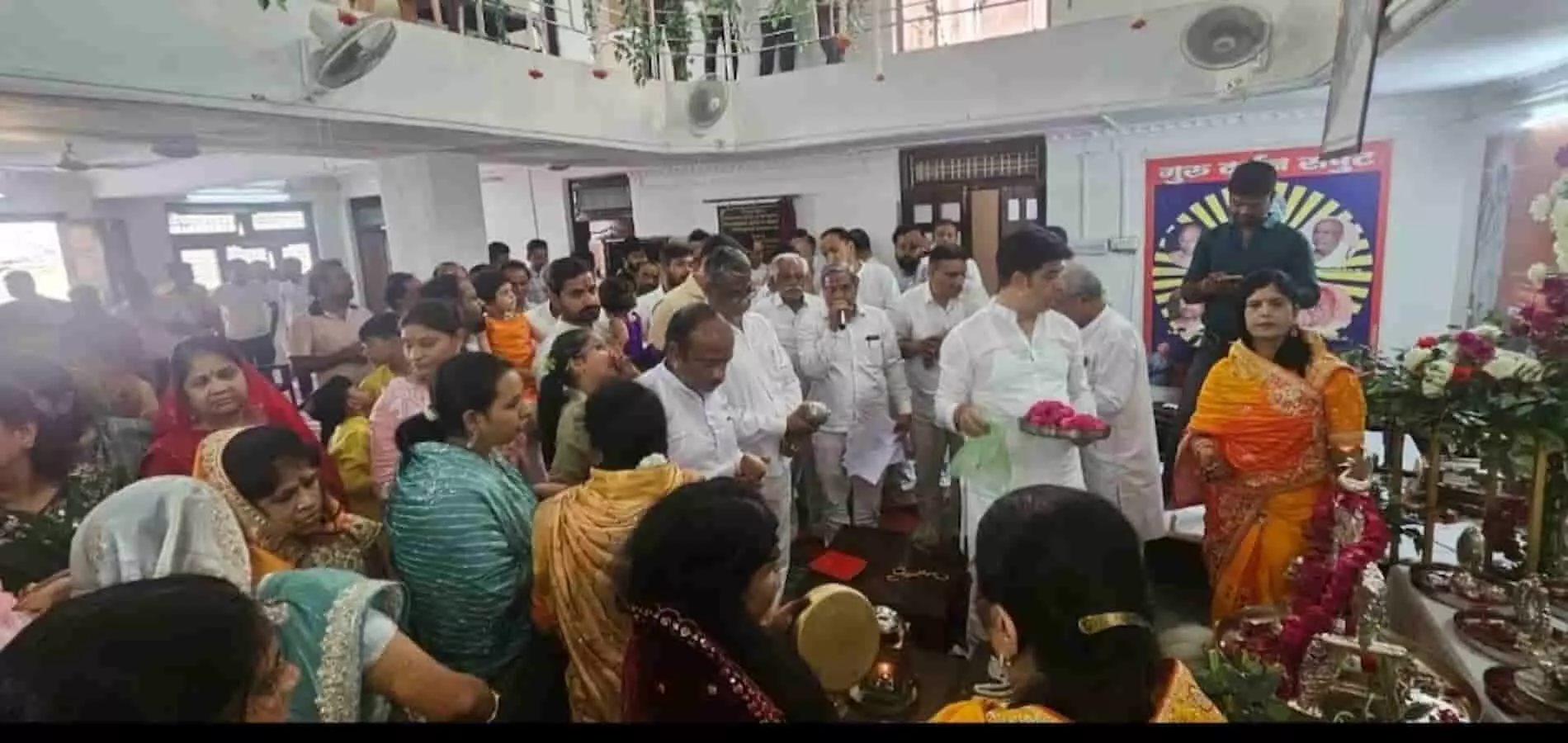 तस्वीर में दिख रही मंदिर सभा में श्रद्धालु और महिलाएं एकत्र होकर धार्मिक अनुष्ठान एवं पूजा कर रहे हैं। तस्वीर में दिख रही मंदिर सभा में श्रद्धालु और महिलाएं एकत्र होकर धार्मिक अनुष्ठान एवं पूजा कर रहे हैं।
