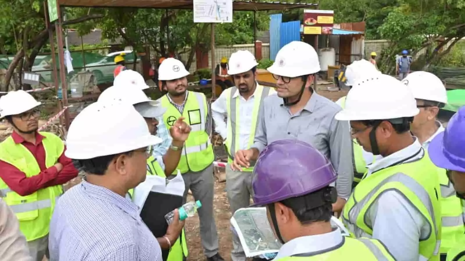 सुरक्षा हेलमेट पहने अधिकारी दहिसर-भाईंदर लिंक रोड परियोजना स्थल पर निर्माण कार्य का निरीक्षण कर रहे हैं। सुरक्षा हेलमेट पहने अधिकारी दहिसर-भाईंदर लिंक रोड परियोजना स्थल पर निर्माण कार्य का निरीक्षण कर रहे हैं।