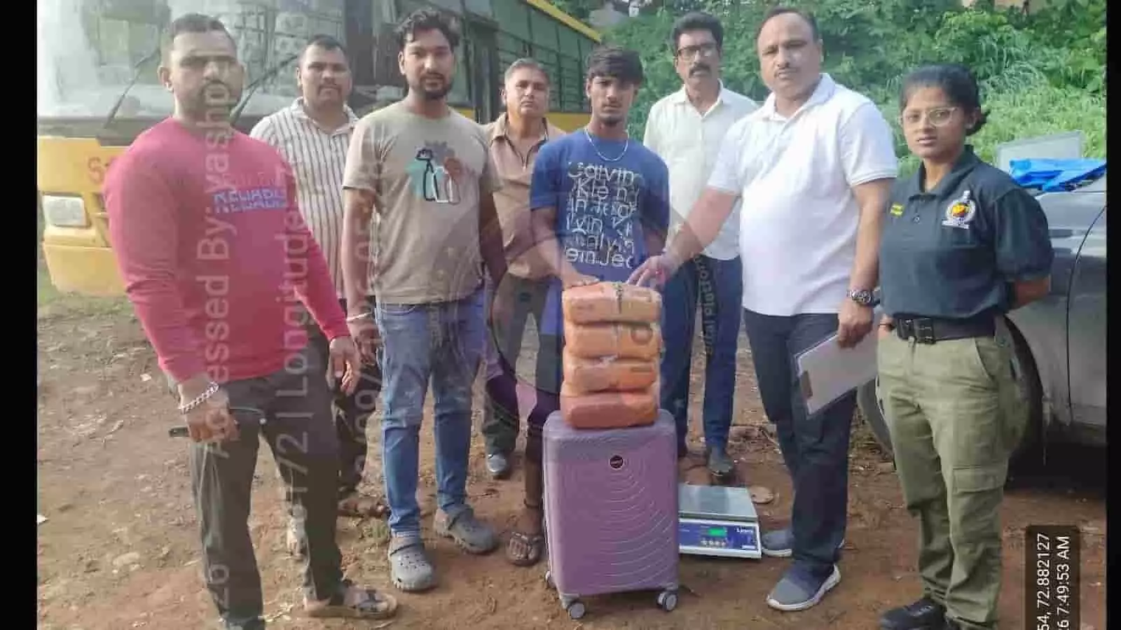 तस्वीर में नायगांव पुलिसकर्मी और गिरफ्तार आरोपी ट्रॉली बैग व गांजे के साथ खड़े हैं। तस्वीर में नायगांव पुलिसकर्मी और गिरफ्तार आरोपी ट्रॉली बैग व गांजे के साथ खड़े हैं।