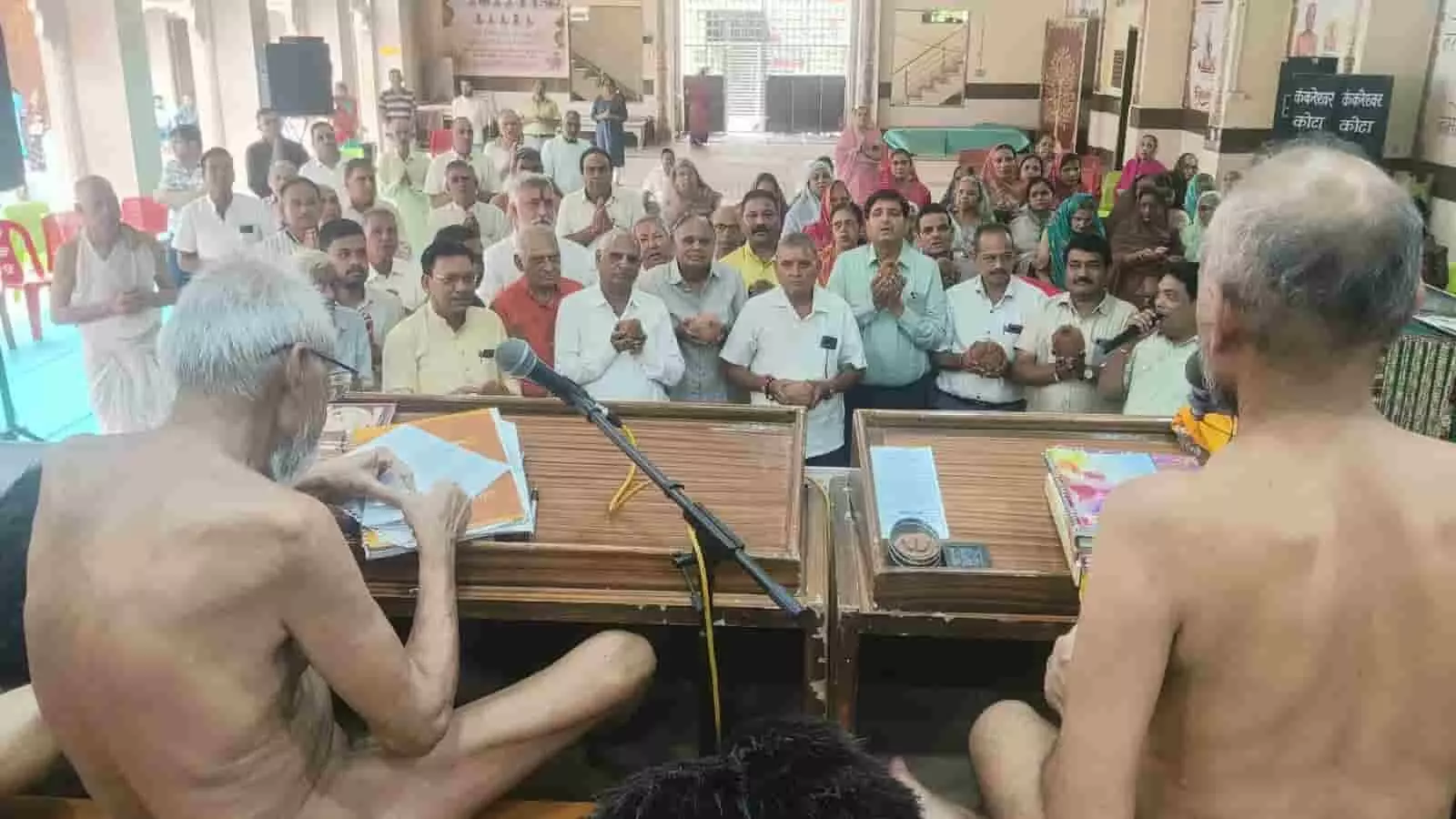 तस्वीर में कोटा के जैन मंदिर की धर्मसभा में बैठे मुनि और उपस्थित श्रद्धालु दिख रहे हैं। तस्वीर में कोटा के जैन मंदिर की धर्मसभा में बैठे मुनि और उपस्थित श्रद्धालु दिख रहे हैं।