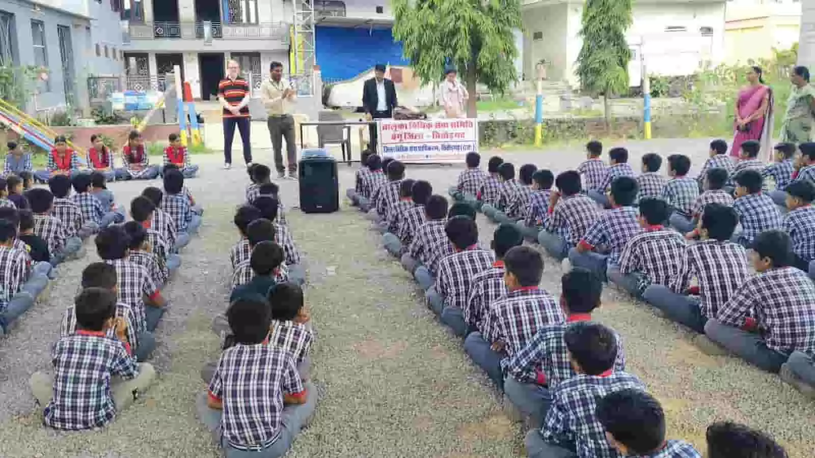 तस्वीर में छात्र विद्यालय परिसर में आयोजित विधिक साक्षरता शिविर के दौरान बैठे दिख रहे हैं। तस्वीर में छात्र विद्यालय परिसर में आयोजित विधिक साक्षरता शिविर के दौरान बैठे दिख रहे हैं।