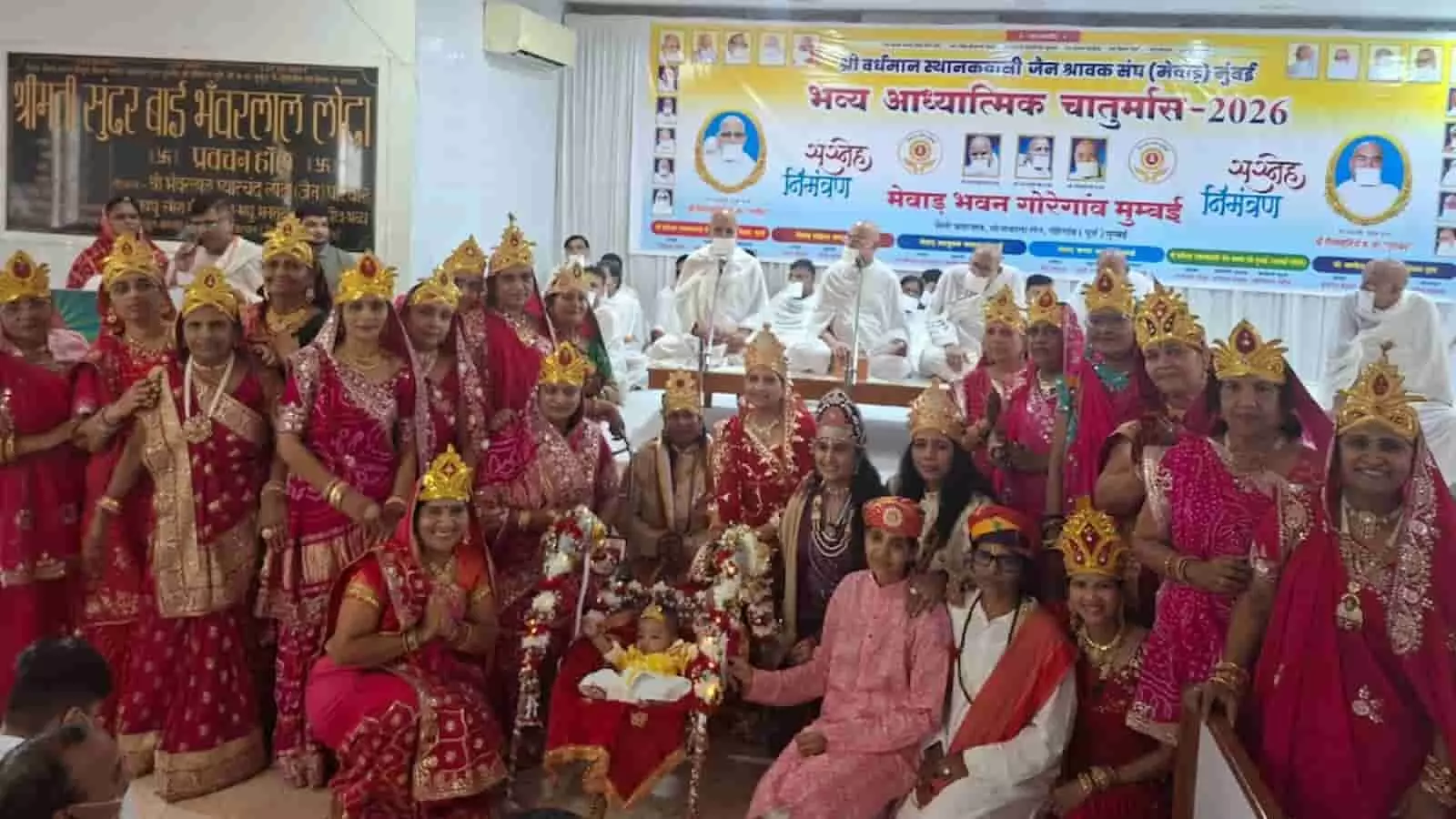 मेवाड़ भवन में पर्युषण पर्व पर पारंपरिक वेशभूषा में महिलाएं नाटिका प्रस्तुत कर रही हैं। मेवाड़ भवन में पर्युषण पर्व पर पारंपरिक वेशभूषा में महिलाएं नाटिका प्रस्तुत कर रही हैं।