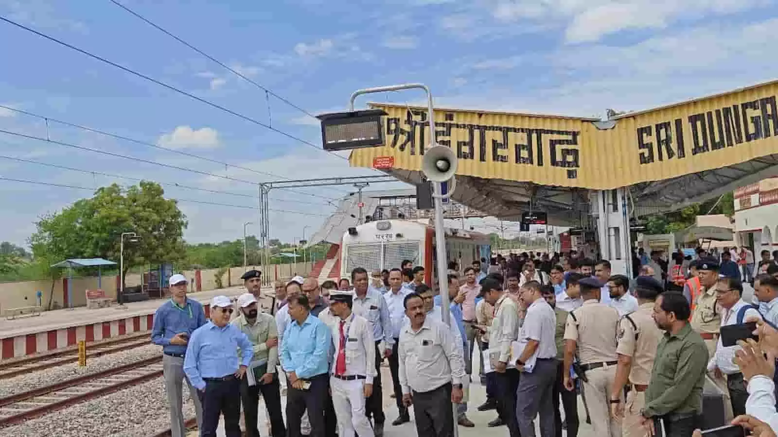 श्रीडूंगरगढ़ रेलवे स्टेशन के प्लेटफॉर्म पर अधिकारियों के साथ रेलवे महाप्रबंधक निरीक्षण कर रहे हैं। श्रीडूंगरगढ़ रेलवे स्टेशन के प्लेटफॉर्म पर अधिकारियों के साथ रेलवे महाप्रबंधक निरीक्षण कर रहे हैं।