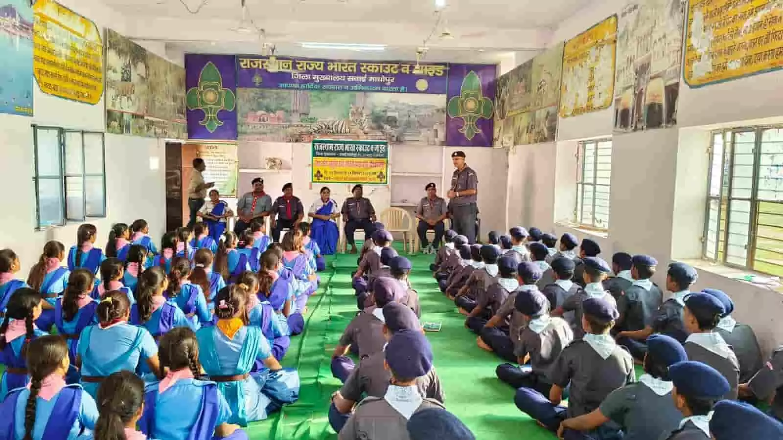 तस्वीर में सवाई माधोपुर के शिविर में प्रशिक्षण प्राप्त करते हुए स्काउट और गाइड नजर आ रहे हैं। तस्वीर में सवाई माधोपुर के शिविर में प्रशिक्षण प्राप्त करते हुए स्काउट और गाइड नजर आ रहे हैं।