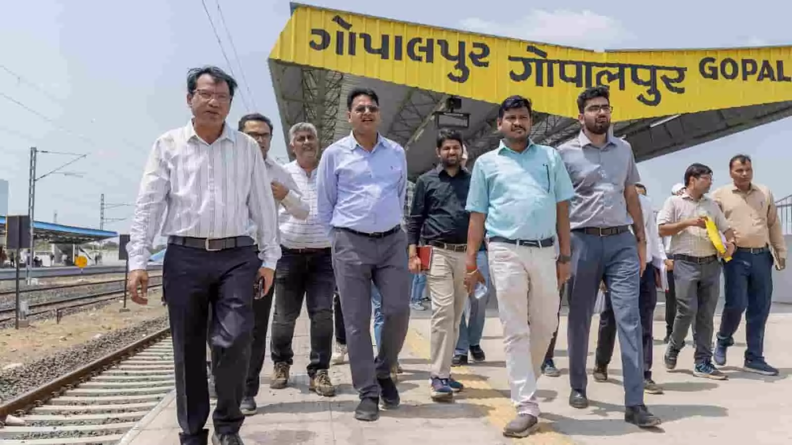 तस्वीर में अधिकारी गोपालपुर रेलवे स्टेशन के प्लेटफॉर्म पर निरीक्षण करते हुए दिख रहे हैं। तस्वीर में अधिकारी गोपालपुर रेलवे स्टेशन के प्लेटफॉर्म पर निरीक्षण करते हुए दिख रहे हैं।