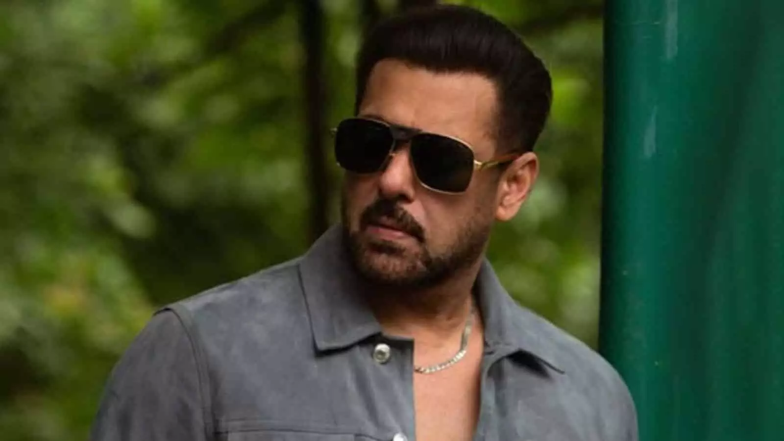 तस्वीर में अभिनेता सलमान खान चश्मा पहने हुए नजर आ रहे हैं। तस्वीर में अभिनेता सलमान खान चश्मा पहने हुए नजर आ रहे हैं।
