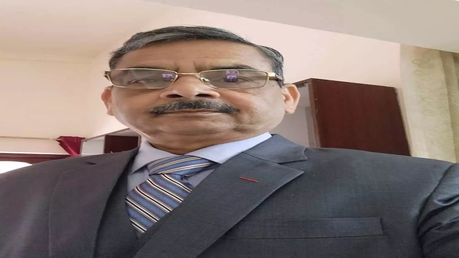 तस्वीर में फॉर्मल सूट और चश्मा पहने रिटायर्ड फ्लाइंग ऑफिसर नरेंद्र कुमार गोस्वामी सीधे कैमरे की ओर देख रहे हैं। तस्वीर में फॉर्मल सूट और चश्मा पहने रिटायर्ड फ्लाइंग ऑफिसर नरेंद्र कुमार गोस्वामी सीधे कैमरे की ओर देख रहे हैं।