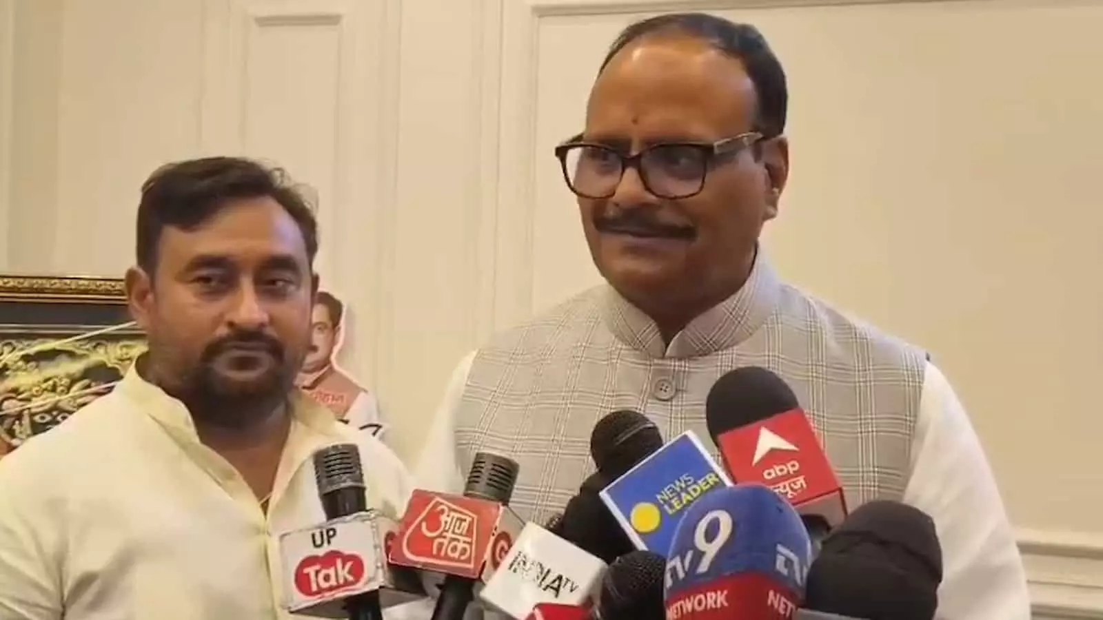 उत्तर प्रदेश के डिप्टी सीएम बृजेश पाठक पत्रकारों से बातचीत करते हुए नजर आ रहे हैं। उत्तर प्रदेश के डिप्टी सीएम बृजेश पाठक पत्रकारों से बातचीत करते हुए नजर आ रहे हैं।