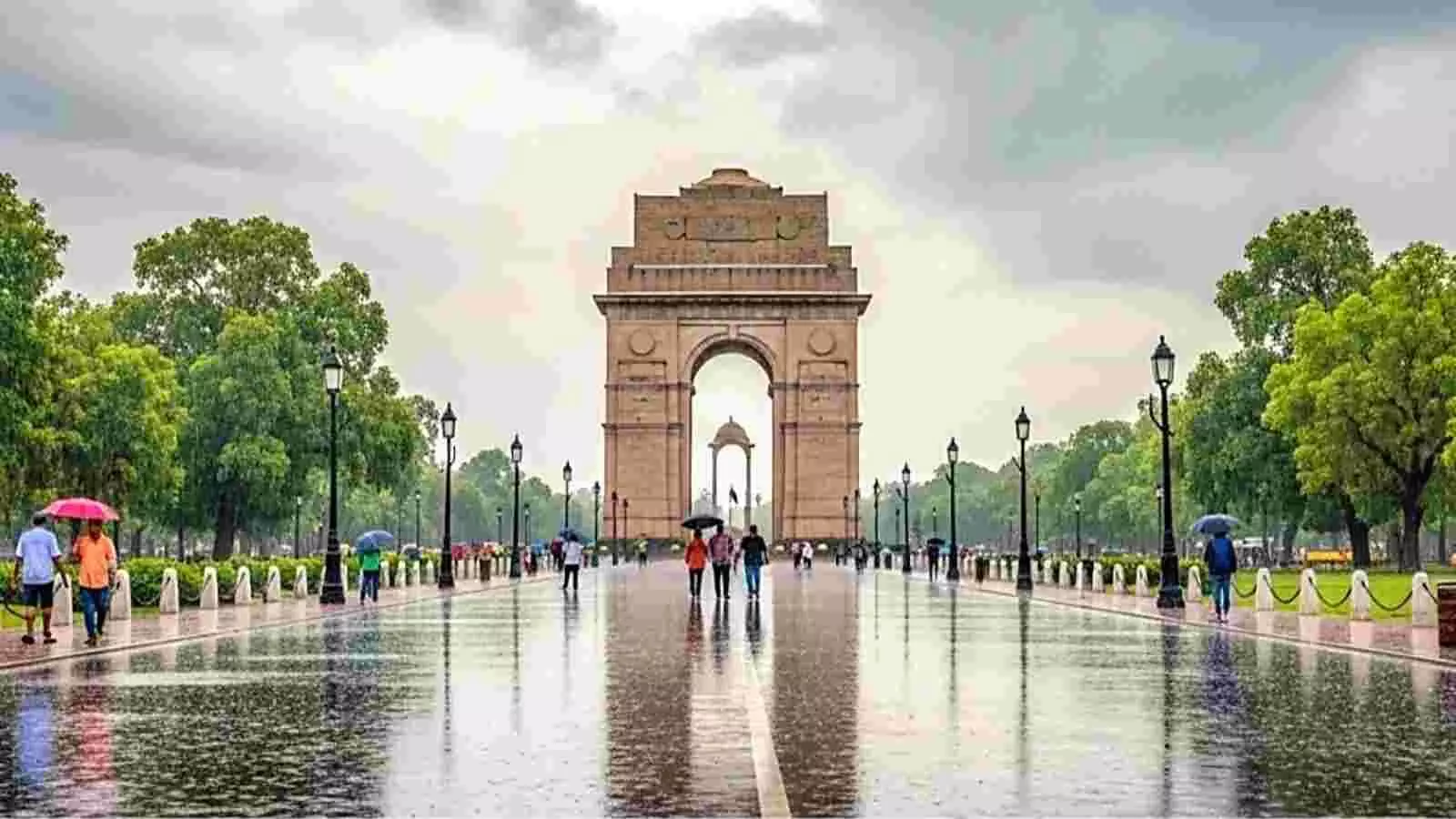 बारिश के बाद गीली सड़कों पर छाते लेकर चलते लोग इंडिया गेट के पास नजर आ रहे हैं। बारिश के बाद गीली सड़कों पर छाते लेकर चलते लोग इंडिया गेट के पास नजर आ रहे हैं।