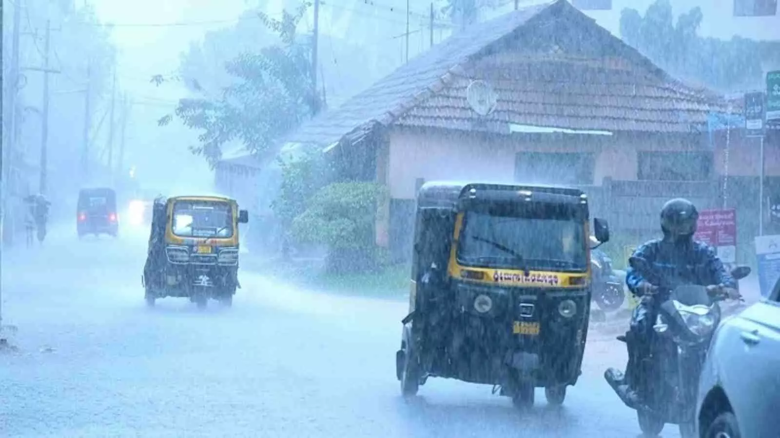 मौसम विभाग के अनुसार बंगाल की खाड़ी में बने कम दबाव के क्षेत्र के कारण दक्षिण भारत के राज्यों में मानसूनी गतिविधियां सक्रिय हैं। मौसम विभाग के अनुसार बंगाल की खाड़ी में बने कम दबाव के क्षेत्र के कारण दक्षिण भारत के राज्यों में मानसूनी गतिविधियां सक्रिय हैं।