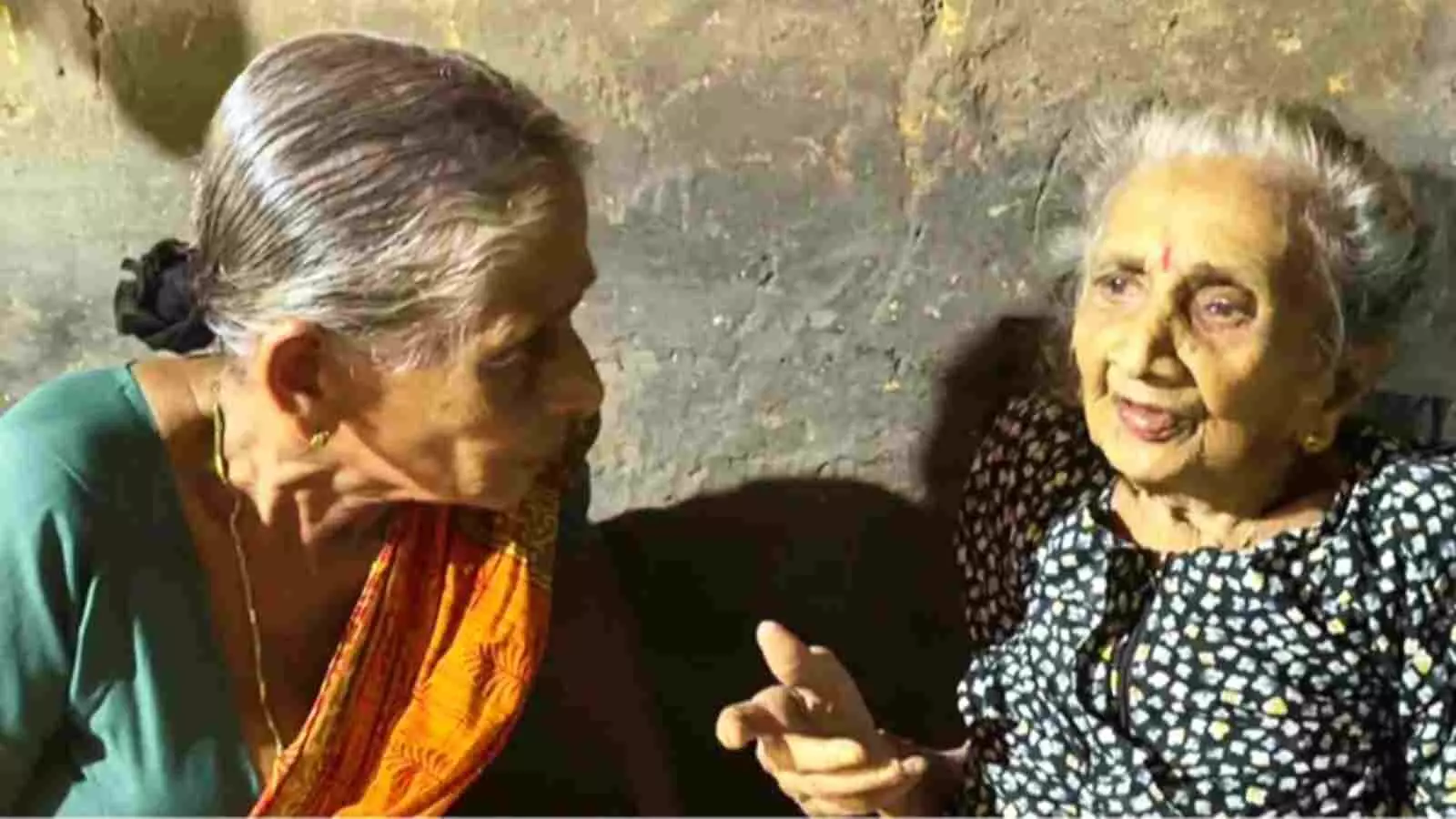 दो बुजुर्ग महिलाएं कर्नाटक के बेल्थंगडी तालुक के मक्की गांव में दशकों बाद एक-दूसरे से मिलकर बातचीत कर रही हैं। दो बुजुर्ग महिलाएं कर्नाटक के बेल्थंगडी तालुक के मक्की गांव में दशकों बाद एक-दूसरे से मिलकर बातचीत कर रही हैं।