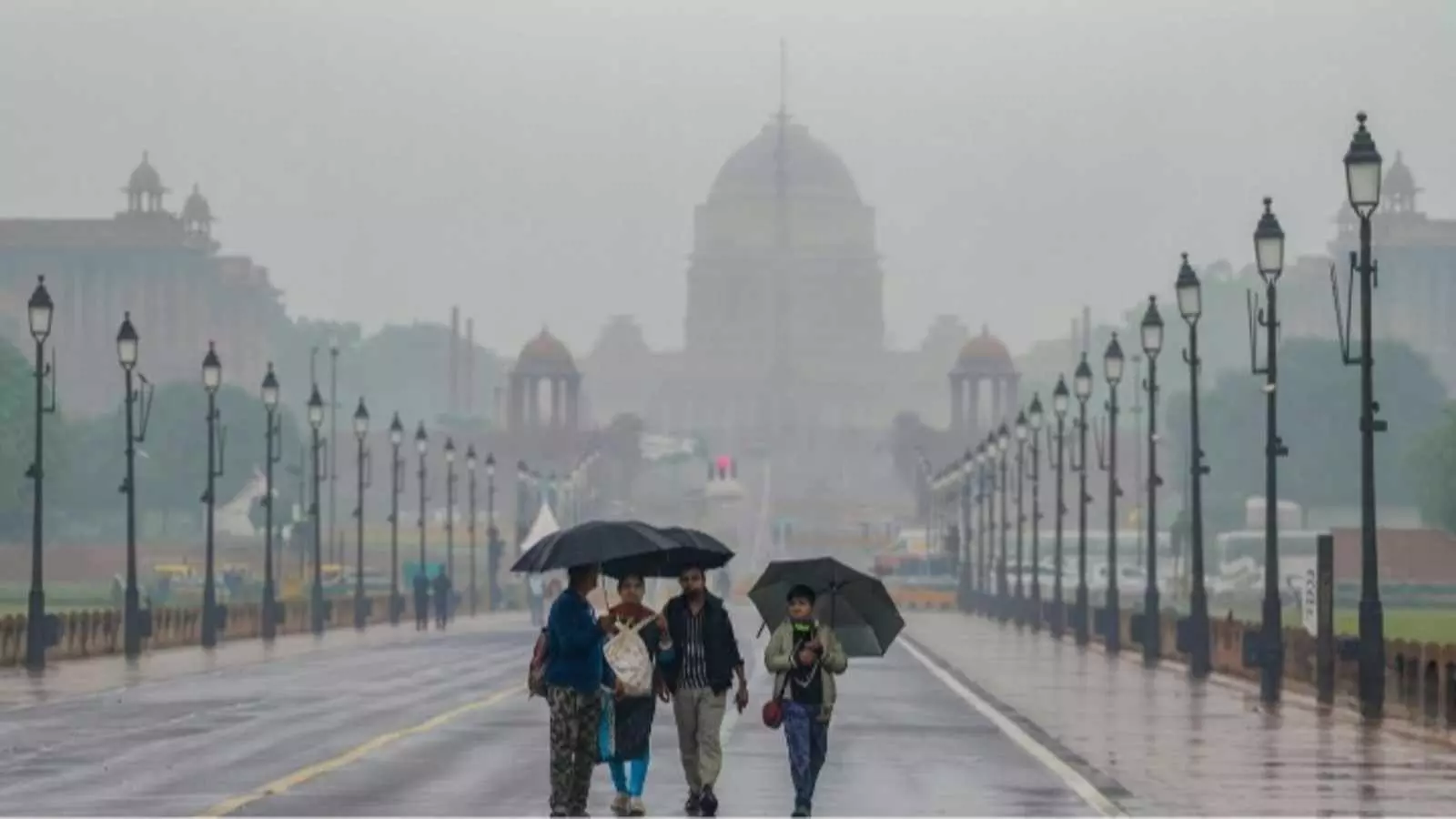 सड़कों पर छाते लेकर चलते लोग दिल्ली में बारिश और आंधी के संदर्भ में दिखाई दे रहे हैं। सड़कों पर छाते लेकर चलते लोग दिल्ली में बारिश और आंधी के संदर्भ में दिखाई दे रहे हैं।