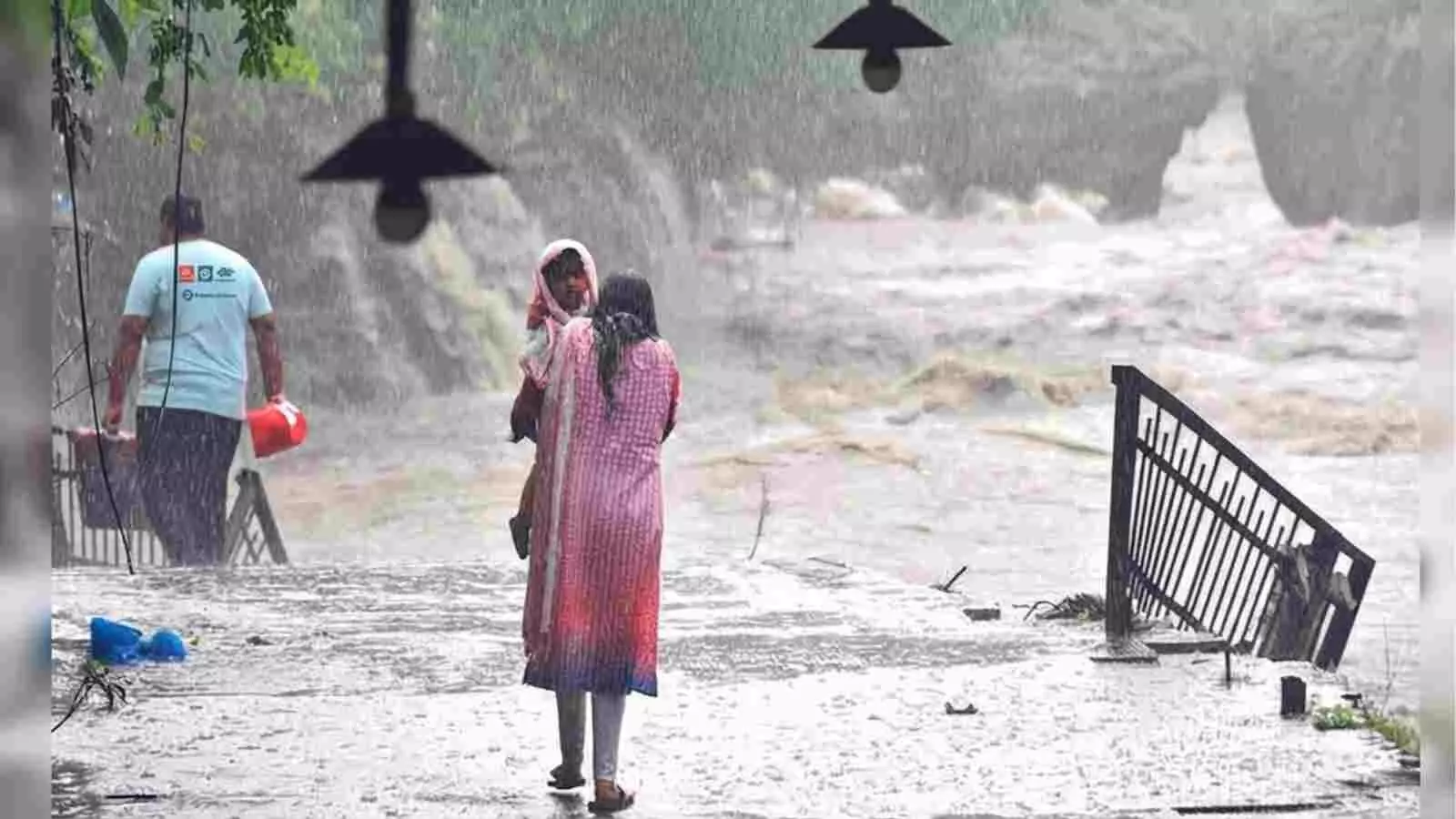 बारिश के बीच सड़क पर चलते लोग उत्तर भारत में मौसम की सक्रियता के संदर्भ में दिखाई दे रहे हैं। बारिश के बीच सड़क पर चलते लोग उत्तर भारत में मौसम की सक्रियता के संदर्भ में दिखाई दे रहे हैं।