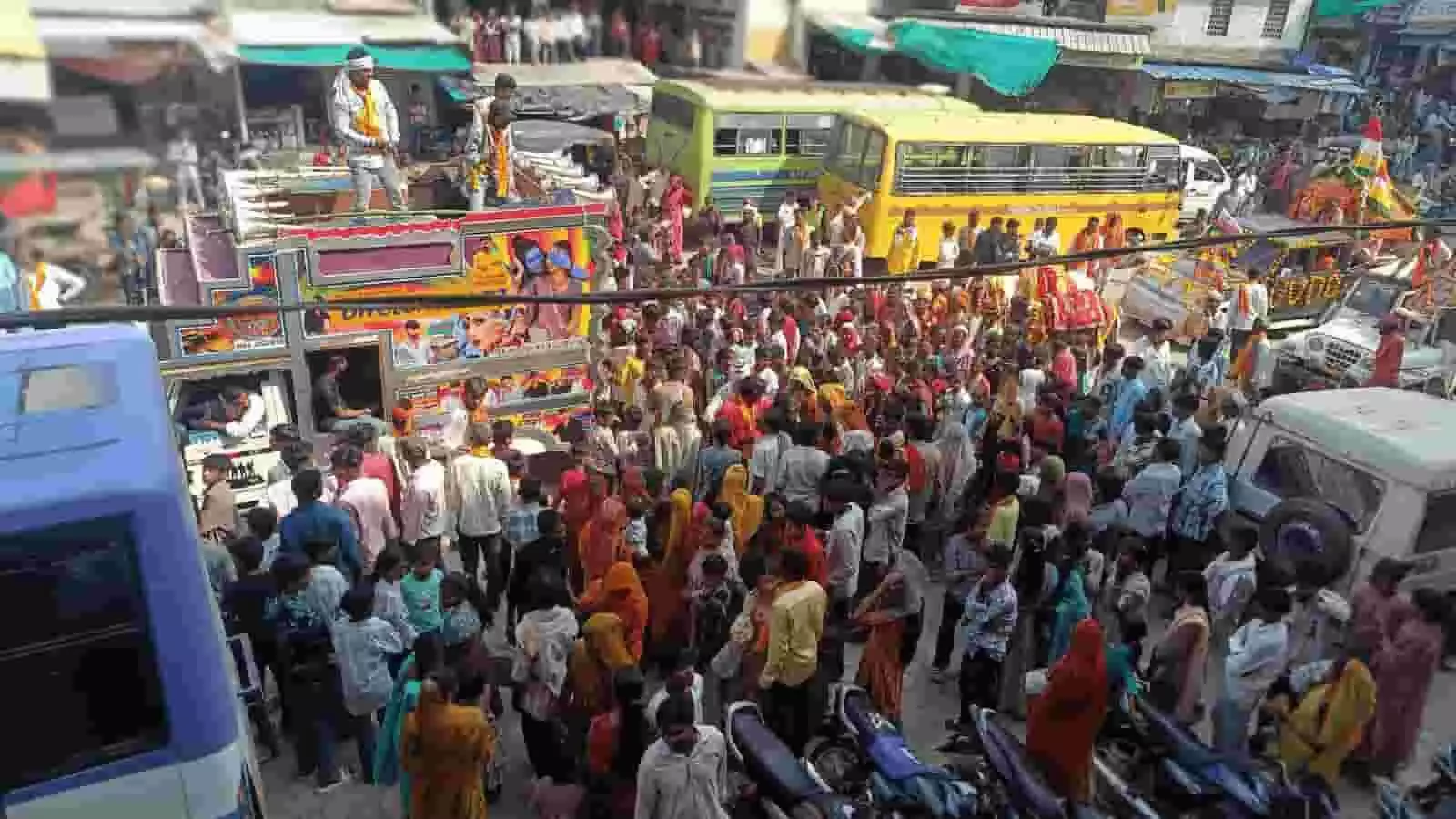 तस्वीर में झाड़ोल की सड़क पर रामदेव बाबा की शोभायात्रा में शामिल बड़ी संख्या में लोग और वाहन दिख रहे हैं। तस्वीर में झाड़ोल की सड़क पर रामदेव बाबा की शोभायात्रा में शामिल बड़ी संख्या में लोग और वाहन दिख रहे हैं।