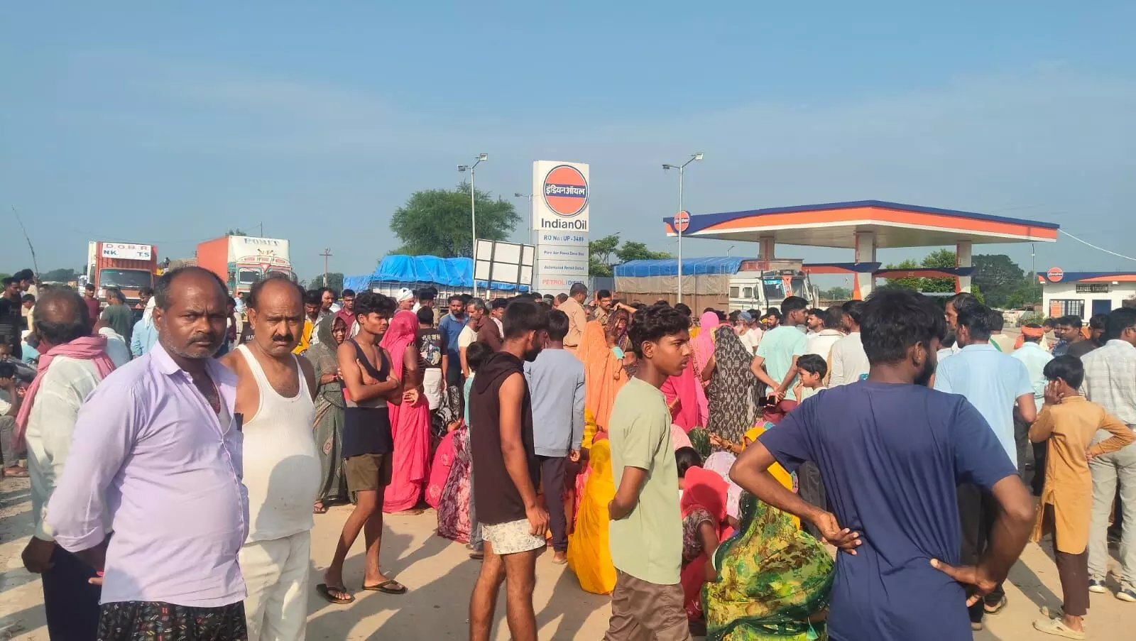 तस्वीर में मीरजापुर के हाईवे पर पेट्रोल पंप के पास सड़क हादसे के बाद खड़े लोगों का समूह दिखाई दे रहा है। तस्वीर में मीरजापुर के हाईवे पर पेट्रोल पंप के पास सड़क हादसे के बाद खड़े लोगों का समूह दिखाई दे रहा है।