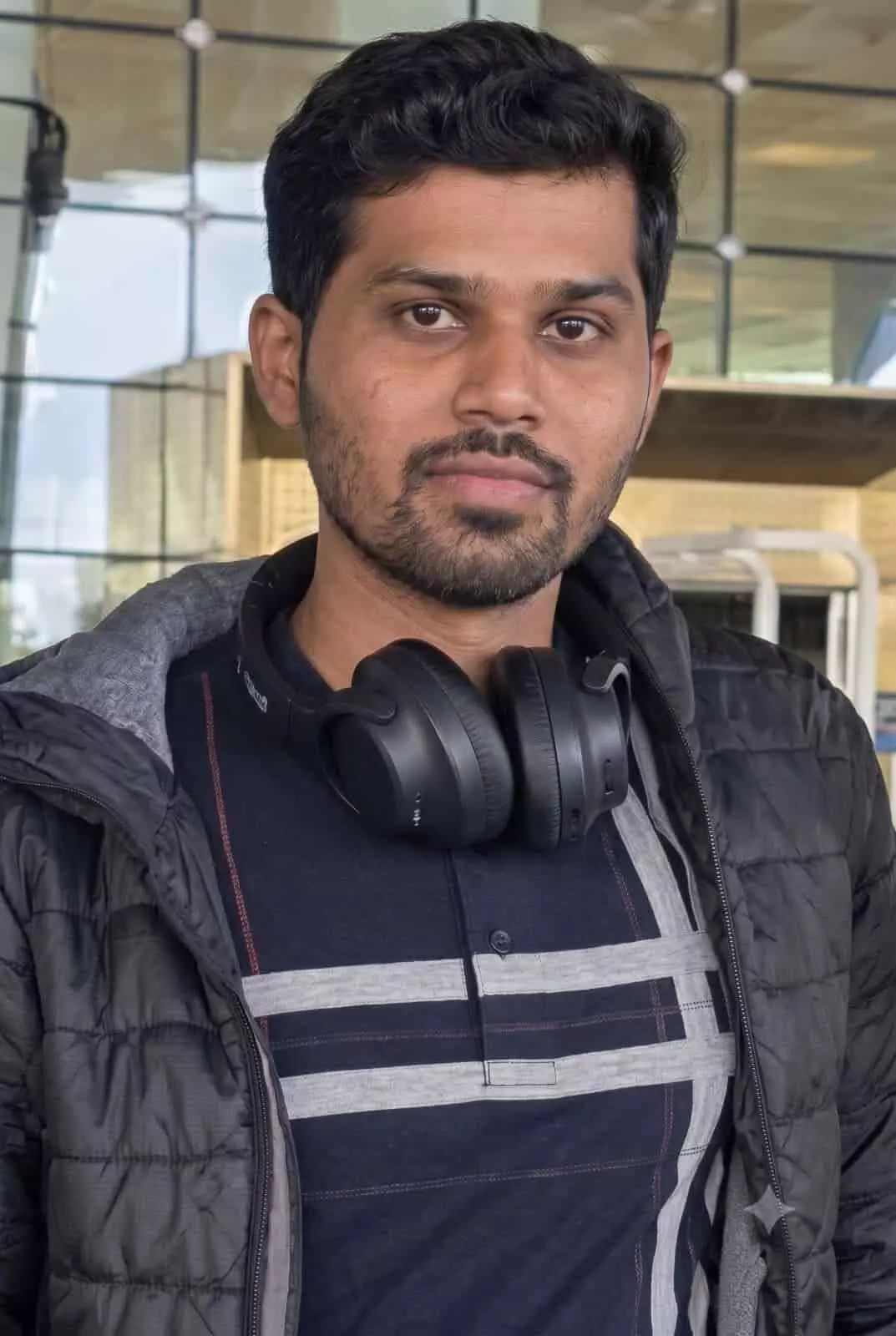 तस्वीर में सुमित पांडुरंग कळमकर काले रंग की जैकेट और गले में हेडफोन पहने हुए दिखाई दे रहे हैं। तस्वीर में सुमित पांडुरंग कळमकर काले रंग की जैकेट और गले में हेडफोन पहने हुए दिखाई दे रहे हैं।