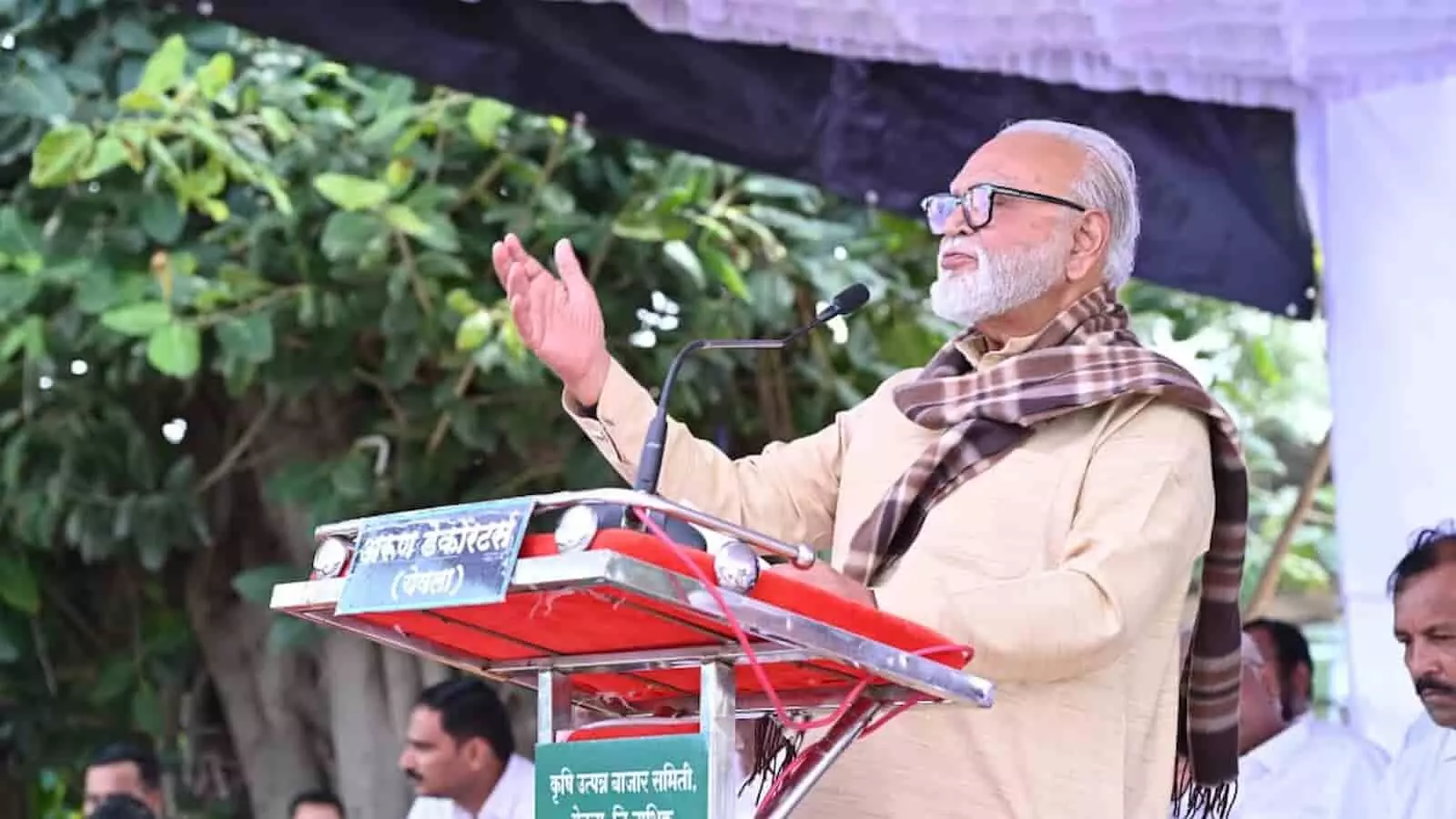 तस्वीर में मंत्री छगन भुजबळ चश्मा पहने हुए और हाथ उठाकर मंच से भाषण देते हुए दिखाई दे रहे हैं। तस्वीर में मंत्री छगन भुजबळ चश्मा पहने हुए और हाथ उठाकर मंच से भाषण देते हुए दिखाई दे रहे हैं।