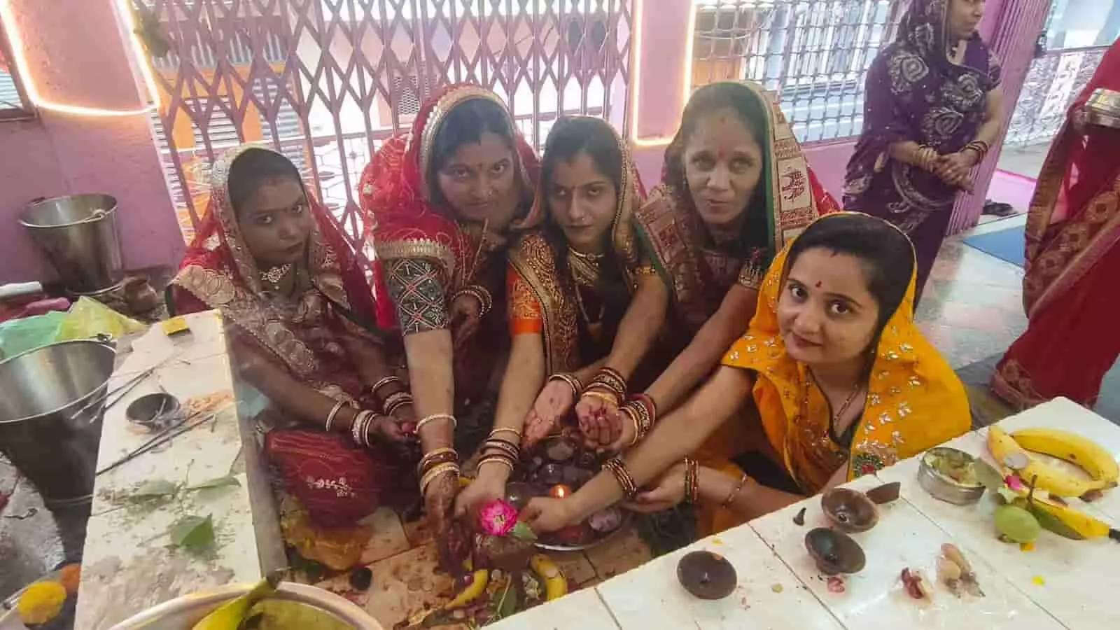 तस्वीर में बाएं से दाएं बैठी महिलाएं हरतालिका तीज पूजा के दौरान शिवलिंग पर जल चढ़ा रही हैं। तस्वीर में बाएं से दाएं बैठी महिलाएं हरतालिका तीज पूजा के दौरान शिवलिंग पर जल चढ़ा रही हैं।