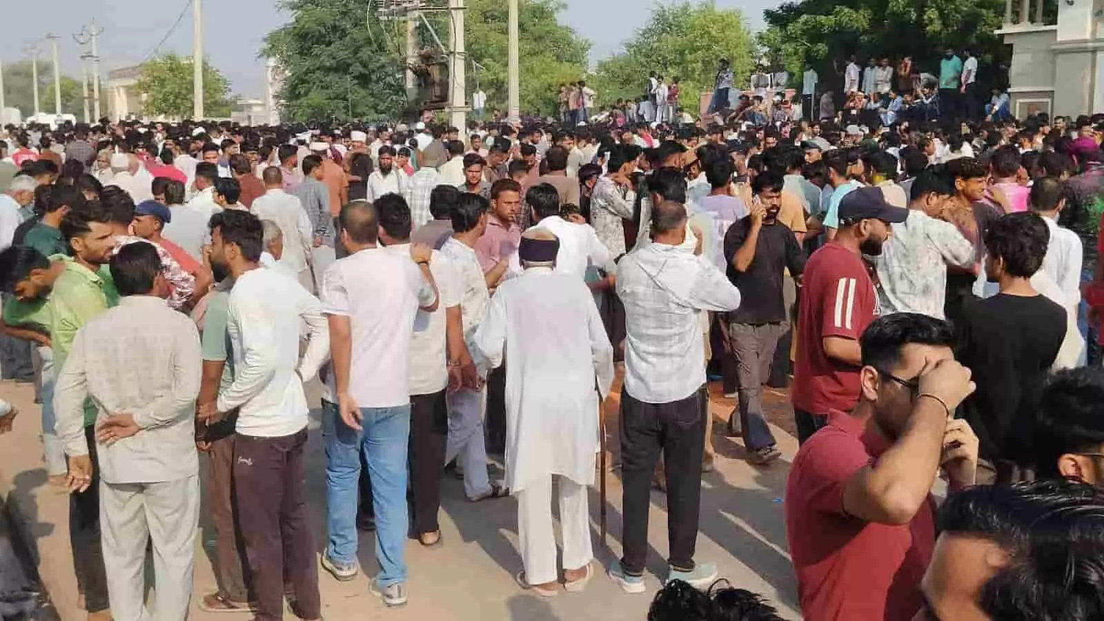 तस्वीर में खुले परिसर में बड़ी संख्या में लोग खड़े होकर आपस में बातचीत करते हुए दिखाई दे रहे हैं। तस्वीर में खुले परिसर में बड़ी संख्या में लोग खड़े होकर आपस में बातचीत करते हुए दिखाई दे रहे हैं।