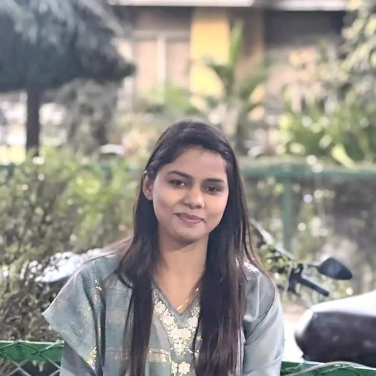 तस्वीर में हल्के हरे रंग के कपड़ों में एक महिला पेड़-पौधों के बीच बैठी हुई दिखाई दे रही है। तस्वीर में हल्के हरे रंग के कपड़ों में एक महिला पेड़-पौधों के बीच बैठी हुई दिखाई दे रही है।