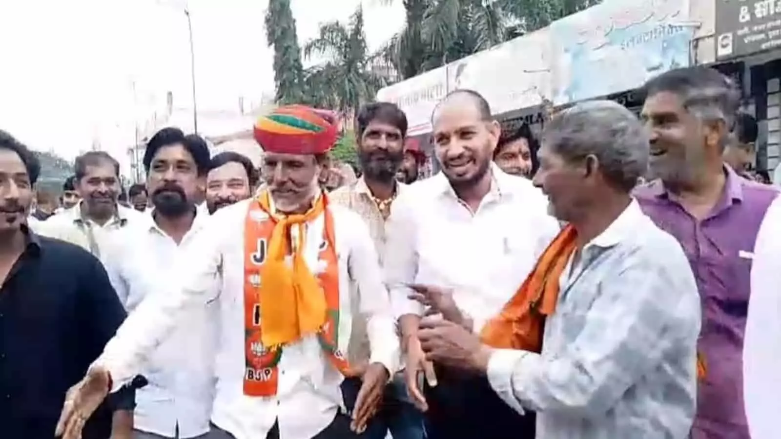 तस्वीर में आमेट नगरपालिका चुनाव में जीत के बाद भाजपा कार्यकर्ताओं और समर्थकों की भीड़ जश्न मनाती हुई दिखाई दे रही है। तस्वीर में आमेट नगरपालिका चुनाव में जीत के बाद भाजपा कार्यकर्ताओं और समर्थकों की भीड़ जश्न मनाती हुई दिखाई दे रही है।