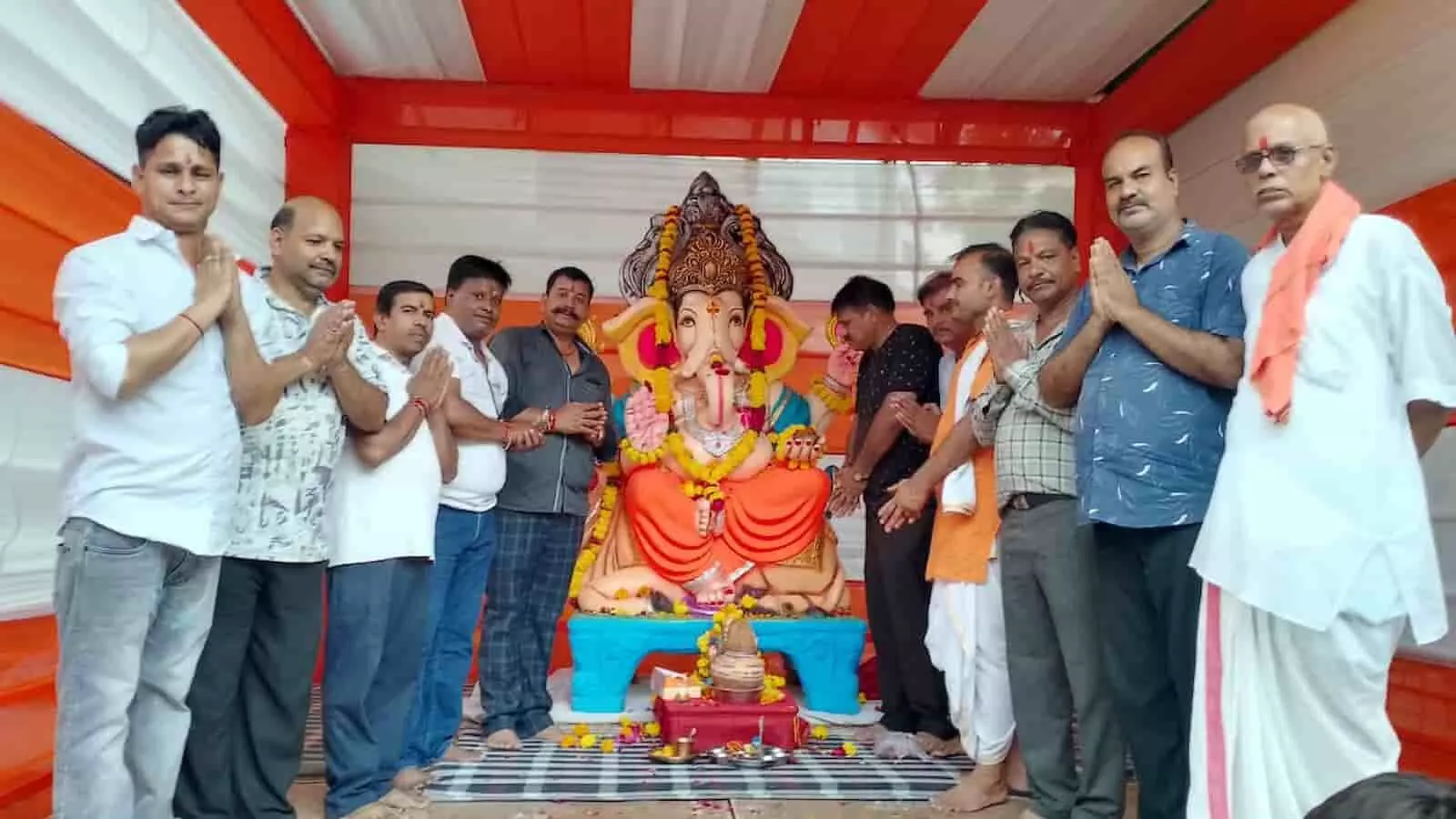 तस्वीर में श्री सिद्धिविनायक मंदिर में भगवान गणेश की स्थापित प्रतिमा के दोनों ओर खड़े हुए समिति के सदस्य और श्रद्धालु नजर आ रहे हैं। तस्वीर में श्री सिद्धिविनायक मंदिर में भगवान गणेश की स्थापित प्रतिमा के दोनों ओर खड़े हुए समिति के सदस्य और श्रद्धालु नजर आ रहे हैं।