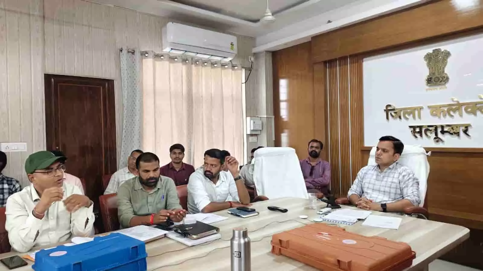 सलूंबर जिला कलेक्टर कार्यालय में मेज के चारों ओर बैठे अधिकारी प्रशासनिक बैठक में चर्चा करते हुए। सलूंबर जिला कलेक्टर कार्यालय में मेज के चारों ओर बैठे अधिकारी प्रशासनिक बैठक में चर्चा करते हुए।