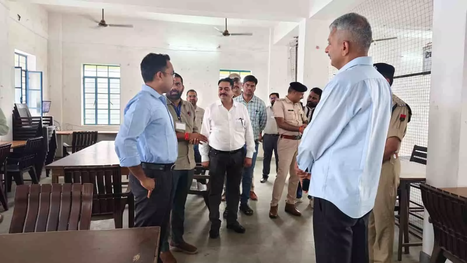 तस्वीर में दिख रही एक हॉल के भीतर अधिकारी और पुलिसकर्मी मतगणना की व्यवस्थाओं का जायजा ले रहे हैं। तस्वीर में दिख रही एक हॉल के भीतर अधिकारी और पुलिसकर्मी मतगणना की व्यवस्थाओं का जायजा ले रहे हैं।