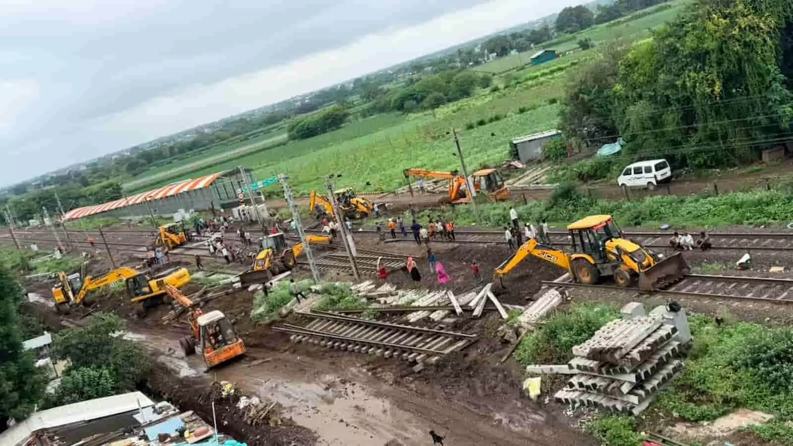 तस्वीर में मध्य रेल के खेरवाड़ी यार्ड में ट्रैक सुधार कार्य के दौरान जेसीबी और अन्य मशीनों के जरिए पटरी और स्लीपरों का काम करते हुए लोग दिखाई दे रहे हैं। तस्वीर में मध्य रेल के खेरवाड़ी यार्ड में ट्रैक सुधार कार्य के दौरान जेसीबी और अन्य मशीनों के जरिए पटरी और स्लीपरों का काम करते हुए लोग दिखाई दे रहे हैं।
