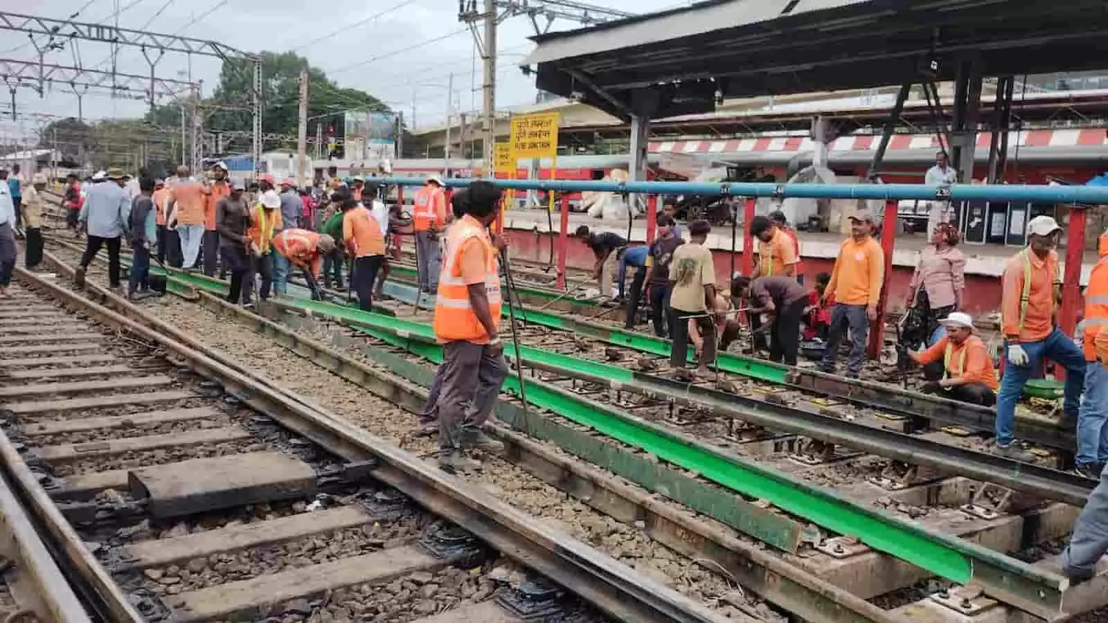 तस्वीर में मध्य रेल के खेरवाड़ी यार्ड में ट्रैक सुधार कार्य के दौरान जेसीबी और अन्य मशीनों के जरिए पटरी और स्लीपरों का काम करते हुए लोग दिखाई दे रहे हैं। तस्वीर में मध्य रेल के खेरवाड़ी यार्ड में ट्रैक सुधार कार्य के दौरान जेसीबी और अन्य मशीनों के जरिए पटरी और स्लीपरों का काम करते हुए लोग दिखाई दे रहे हैं।