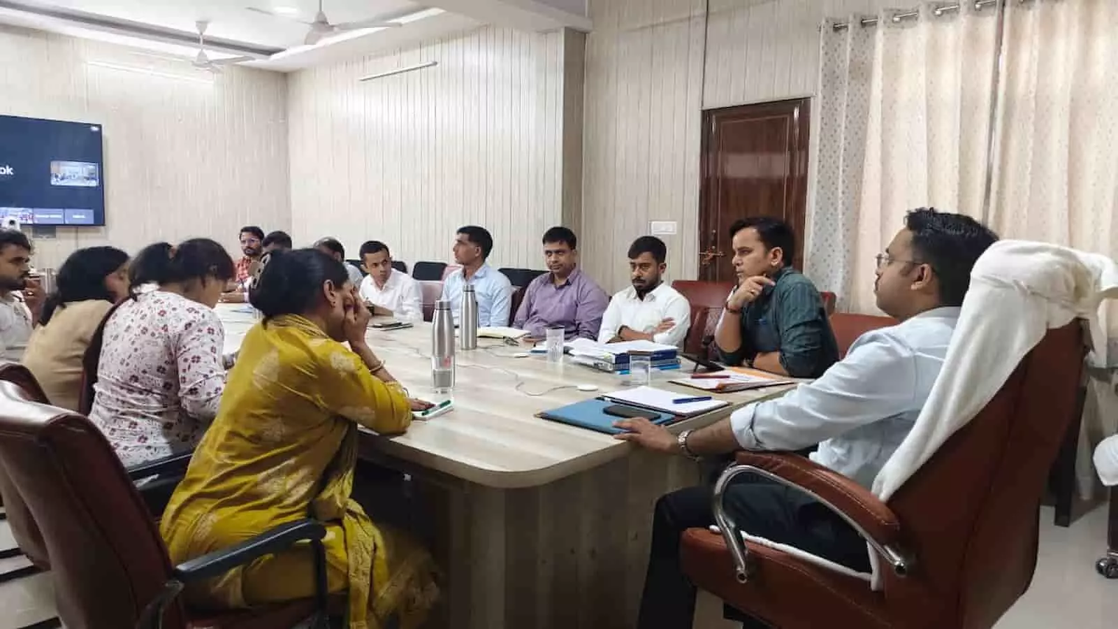 तस्वीर में जिला कलक्टर और प्रशासनिक अधिकारी सभागार में मेज के चारों ओर बैठकर समीक्षा बैठक करते दिख रहे हैं। तस्वीर में जिला कलक्टर और प्रशासनिक अधिकारी सभागार में मेज के चारों ओर बैठकर समीक्षा बैठक करते दिख रहे हैं।