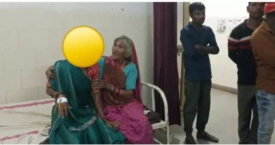 तस्वीर में कटनी के अस्पताल में बिस्तर पर बैठी महिला के साथ बुजुर्ग महिला और अन्य लोग दिखाई दे रहे हैं, जिनकी पहचान सुरक्षित रखने के लिए चेहरे को ढंका गया है। तस्वीर में कटनी के अस्पताल में बिस्तर पर बैठी महिला के साथ बुजुर्ग महिला और अन्य लोग दिखाई दे रहे हैं, जिनकी पहचान सुरक्षित रखने के लिए चेहरे को ढंका गया है।