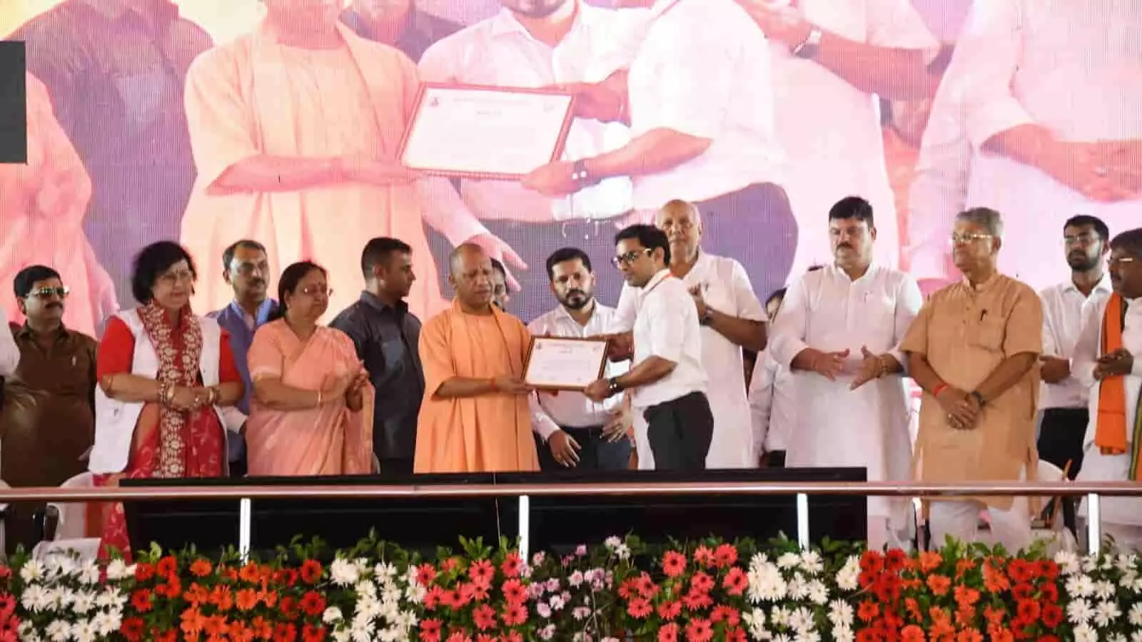 तस्वीर में मुख्यमंत्री योगी आदित्यनाथ अयोध्या में आयोजित कार्यक्रम के दौरान मंच पर किसी व्यक्ति को प्रमाण पत्र या सम्मान सौंपते हुए दिखाई दे रहे हैं, और आसपास अन्य लोग व नेता खड़े हैं। तस्वीर में मुख्यमंत्री योगी आदित्यनाथ अयोध्या में आयोजित कार्यक्रम के दौरान मंच पर किसी व्यक्ति को प्रमाण पत्र या सम्मान सौंपते हुए दिखाई दे रहे हैं, और आसपास अन्य लोग व नेता खड़े हैं।