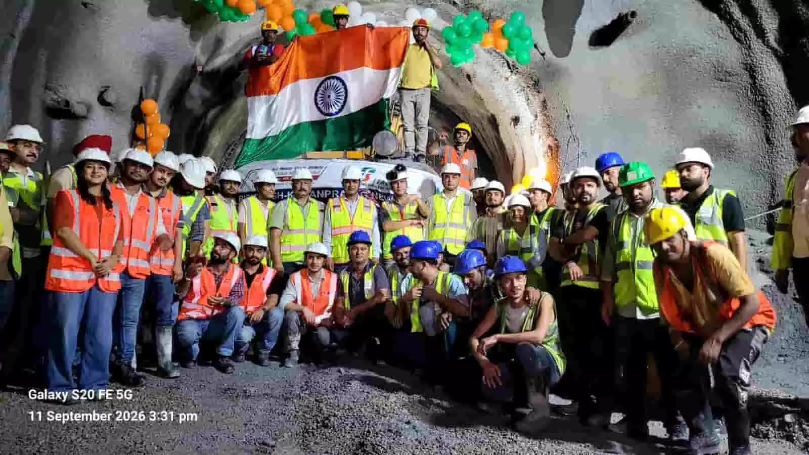 ऋषिकेश-कर्णप्रयाग रेल परियोजना की सुरंग के पास राष्ट्रीय ध्वज लेकर खड़े इंजीनियर और श्रमिक। ऋषिकेश-कर्णप्रयाग रेल परियोजना की सुरंग के पास राष्ट्रीय ध्वज लेकर खड़े इंजीनियर और श्रमिक।