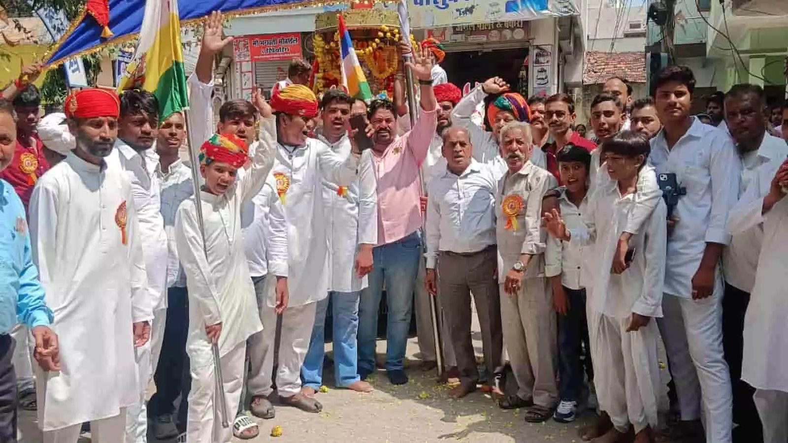 तस्वीर में पारंपरिक सफेद कपड़ों और पगड़ियों में सजे लोग हाथ उठाकर झंडा थामे हुए और जुलूस में शामिल होकर खुशी मनाते हुए दिखाई दे रहे हैं। तस्वीर में पारंपरिक सफेद कपड़ों और पगड़ियों में सजे लोग हाथ उठाकर झंडा थामे हुए और जुलूस में शामिल होकर खुशी मनाते हुए दिखाई दे रहे हैं।