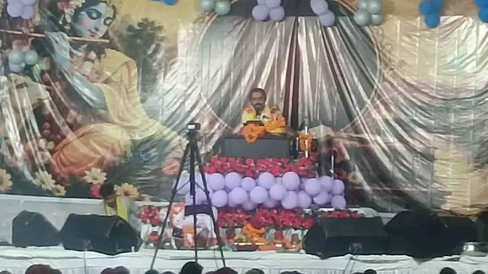 तस्वीर में राजश्री वाटिका में आयोजित श्रीमद्भागवत कथा के दौरान मंच पर बैठे कथावाचक अनुज महाराज और भगवान श्रीकृष्ण के चित्र वाला पोस्टर दिखाई दे रहा है। तस्वीर में राजश्री वाटिका में आयोजित श्रीमद्भागवत कथा के दौरान मंच पर बैठे कथावाचक अनुज महाराज और भगवान श्रीकृष्ण के चित्र वाला पोस्टर दिखाई दे रहा है।