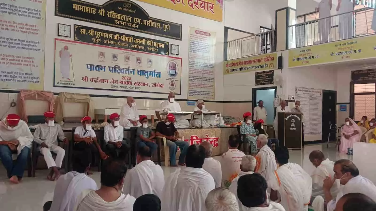 तस्वीर में जैन स्थानक भवन के भीतर प्रवचन सुनते हुए श्रद्धालु और मंच पर बैठे संतगण दिखाई दे रहे हैं। तस्वीर में जैन स्थानक भवन के भीतर प्रवचन सुनते हुए श्रद्धालु और मंच पर बैठे संतगण दिखाई दे रहे हैं।