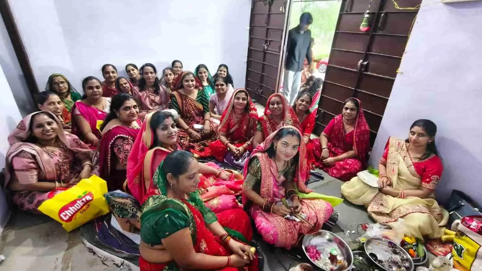 तस्वीर में पारंपरिक परिधानों में बैठी महिलाओं का समूह दिखाई दे रहा है, जो हरितालिका तीज के पावन अवसर पर पूजा-अर्चना में शामिल हैं। तस्वीर में पारंपरिक परिधानों में बैठी महिलाओं का समूह दिखाई दे रहा है, जो हरितालिका तीज के पावन अवसर पर पूजा-अर्चना में शामिल हैं।