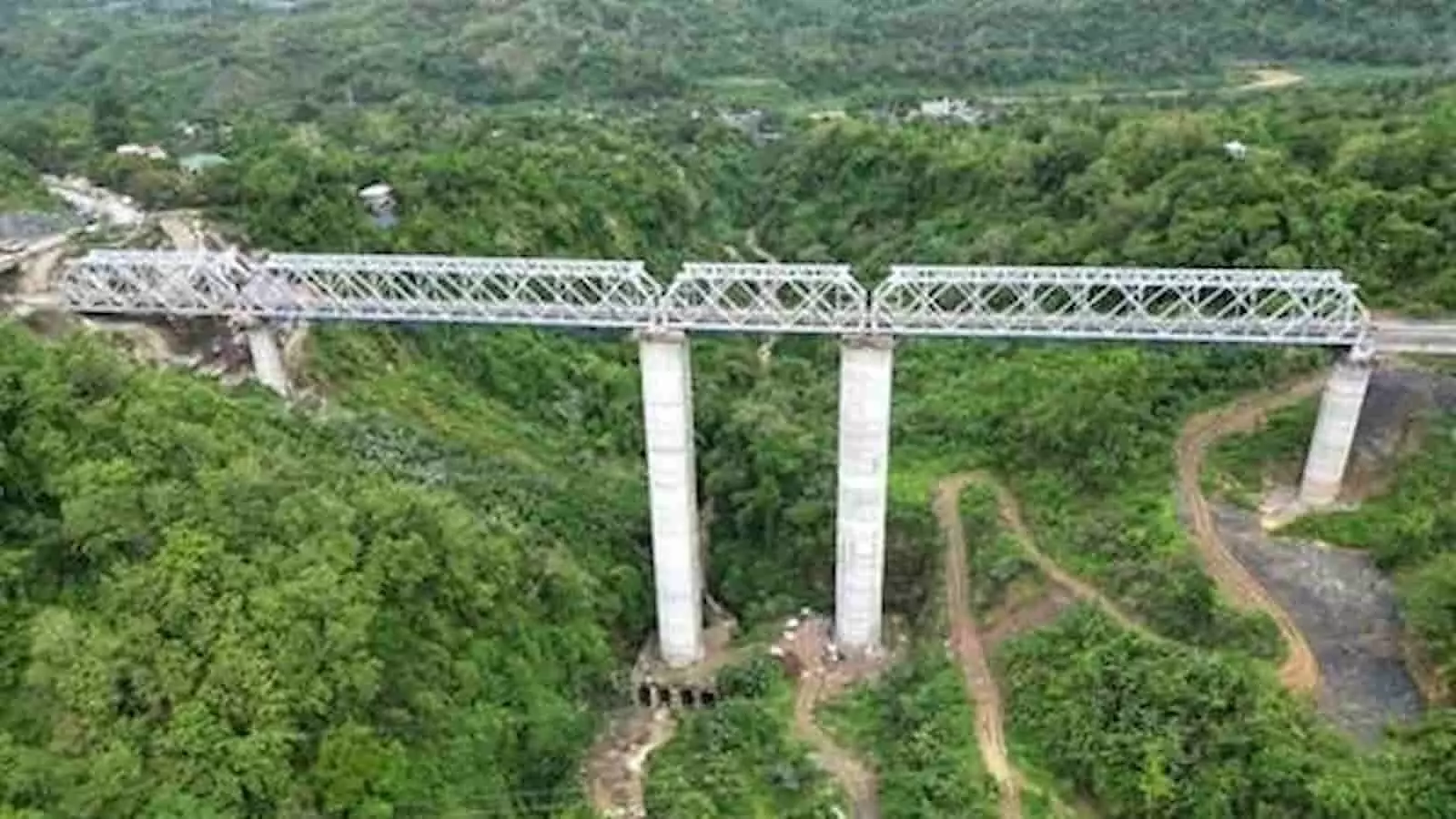 तस्वीर में दिख रही घाटी के ऊपर कंक्रीट के पिलरों पर टिका रेलवे ब्रिज स्थित है। तस्वीर में दिख रही घाटी के ऊपर कंक्रीट के पिलरों पर टिका रेलवे ब्रिज स्थित है।