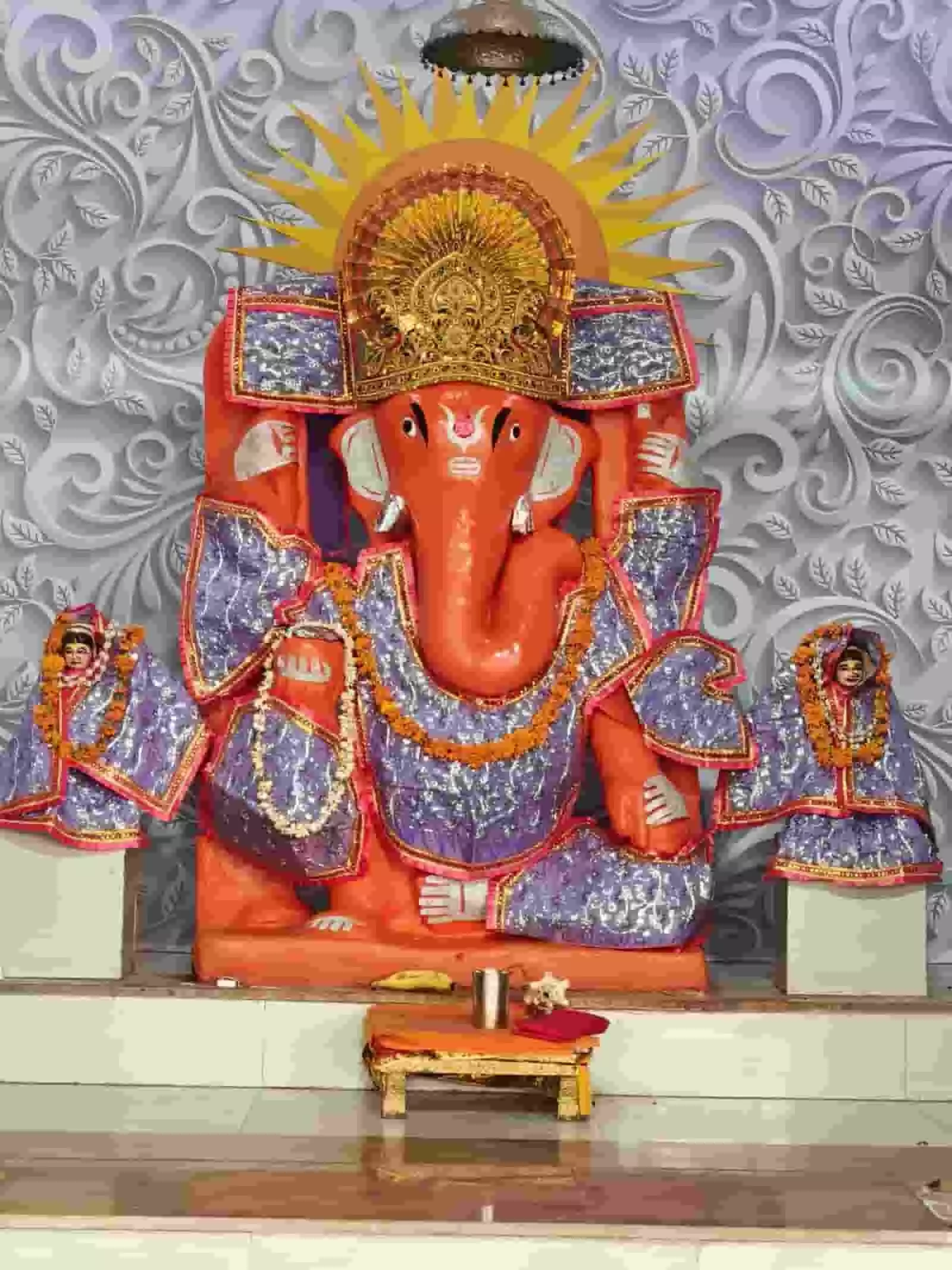 तस्वीर में जयपुर के मंदिर में विशेष पोशाक और माला पहने भगवान गणेश की प्रतिमा दिख रही है। तस्वीर में जयपुर के मंदिर में विशेष पोशाक और माला पहने भगवान गणेश की प्रतिमा दिख रही है।